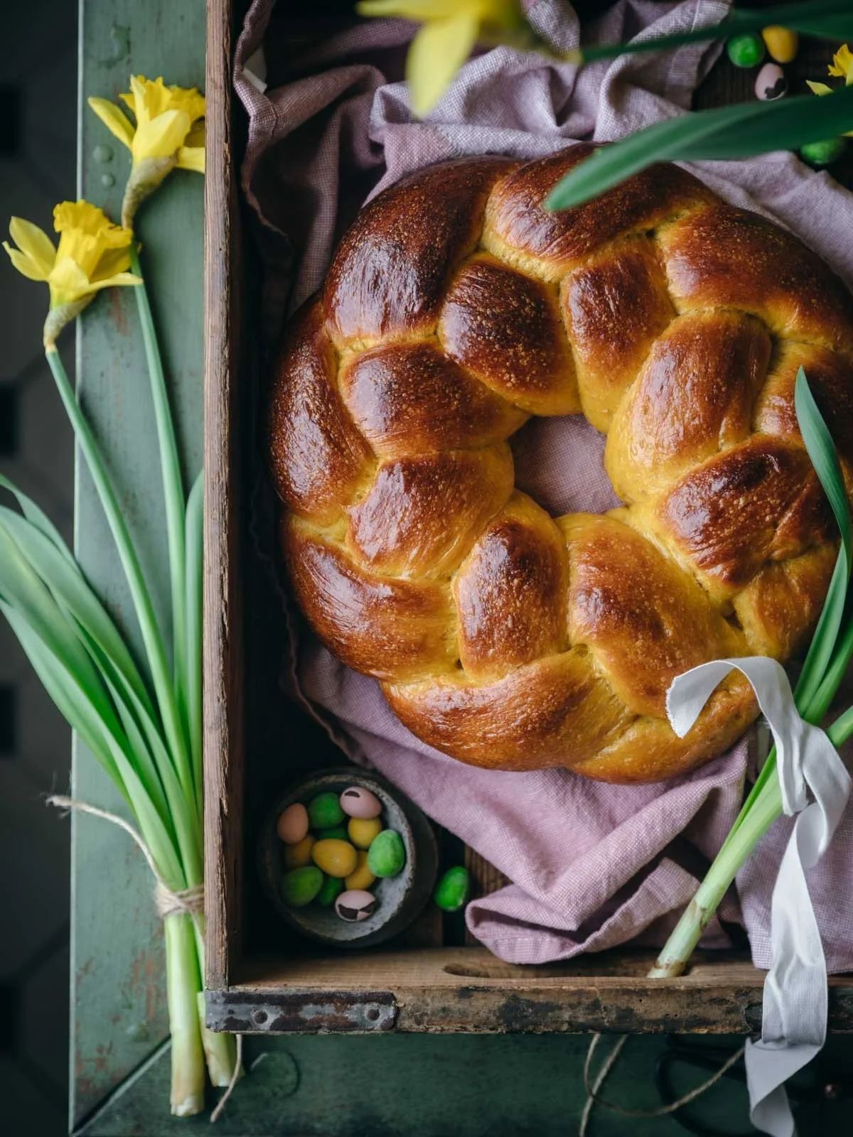 ⭐️ Make this Vegan Braided Sweet Bread so your whole home smells a-ma-zing!

🤌🏼 It&rsquo;s fluffy and soft with just the right amount of sweetness and makes a *dang* delicious French toast. 💛 I&rsquo;ve got all the deets on how to make it in this 