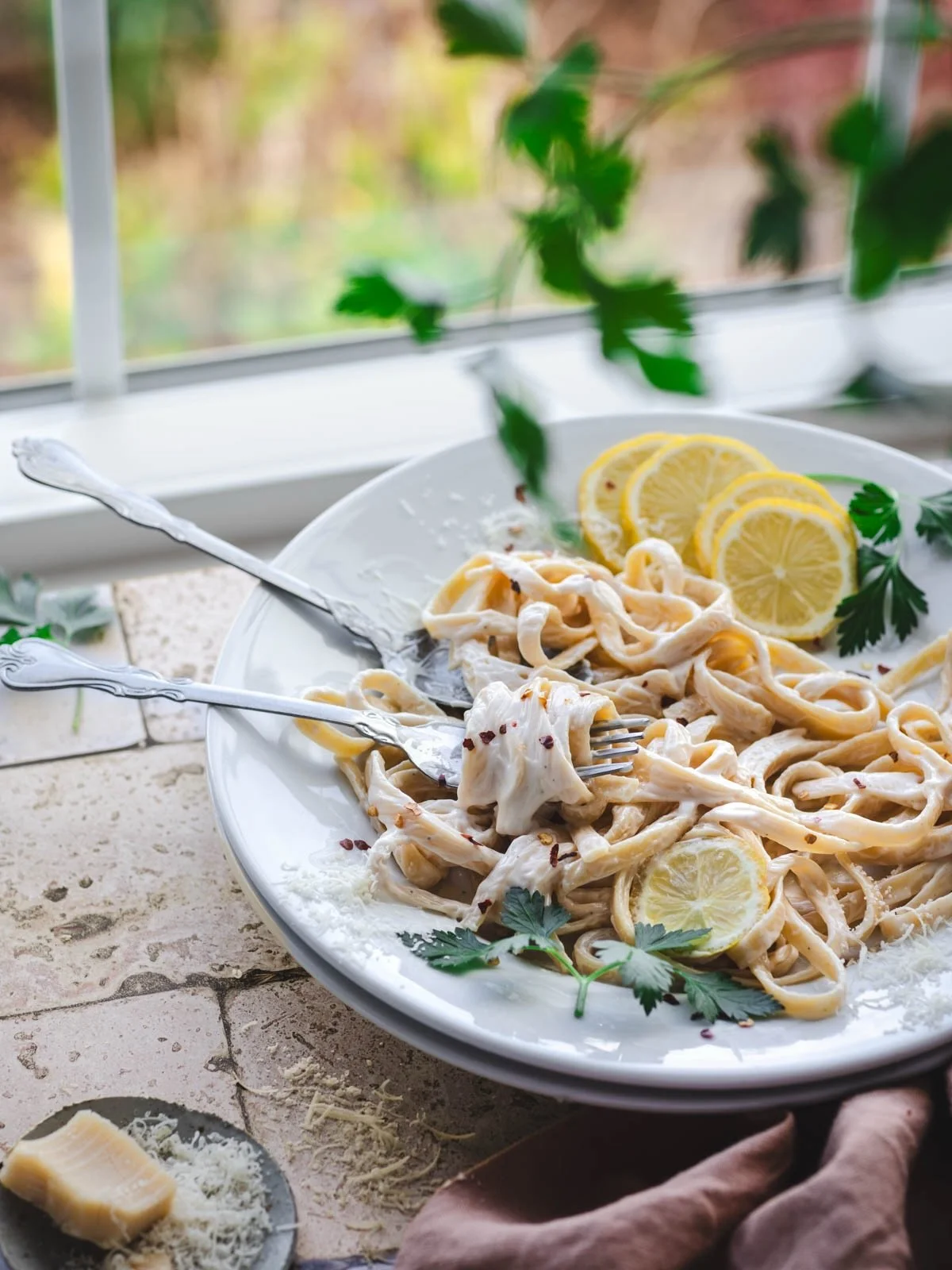 💛 Sending you into the weekend with the coziest cauliflower cashew Alfredo! Link to recipe ⬇️

❄️ We&rsquo;ve been lucky to escape the crazy cold weather sweeping through so many states! If you have snow up to your eyeballs, consider this yummy reci