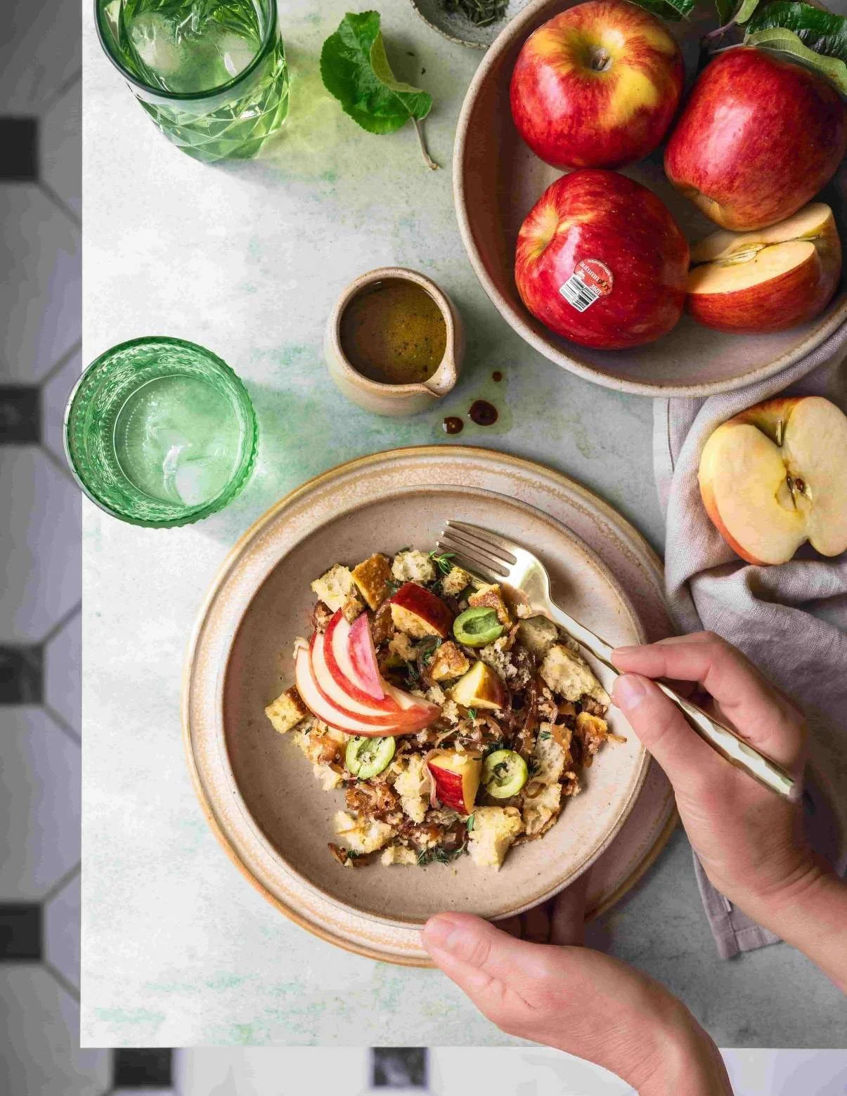 apple panzanella salad without tomatoes