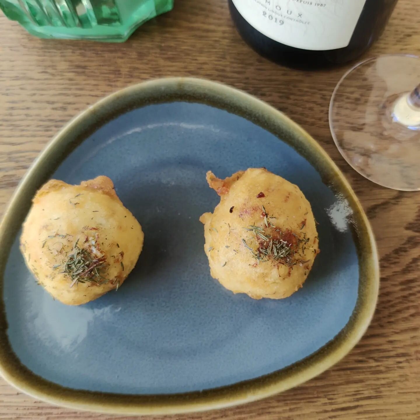 Last last week @table.aurignac 

Fried ricotta with capers, pine nuts and lemon zest

Cauliflower, clove, tarragon, puffed barley and sherry vinegar jelly

Crispy chicken leg with celeriac skordalia, leeks, chard and amaranth

Blood orange cake with 