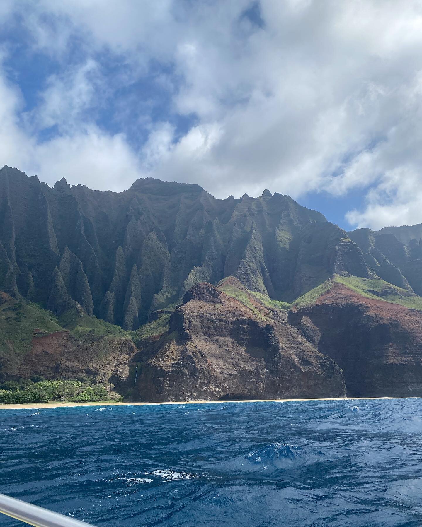 🐠🚤🐟 &ldquo;2 for 1 - boat ride and roller coaster!&rdquo; -the lady sitting next to me
&bull;
the na pali coast did na(pali) disappoint. great views, great company and some great laughs, too
&bull;
&bull;
&bull;
#kauai #hawaii #napalicoast #travel