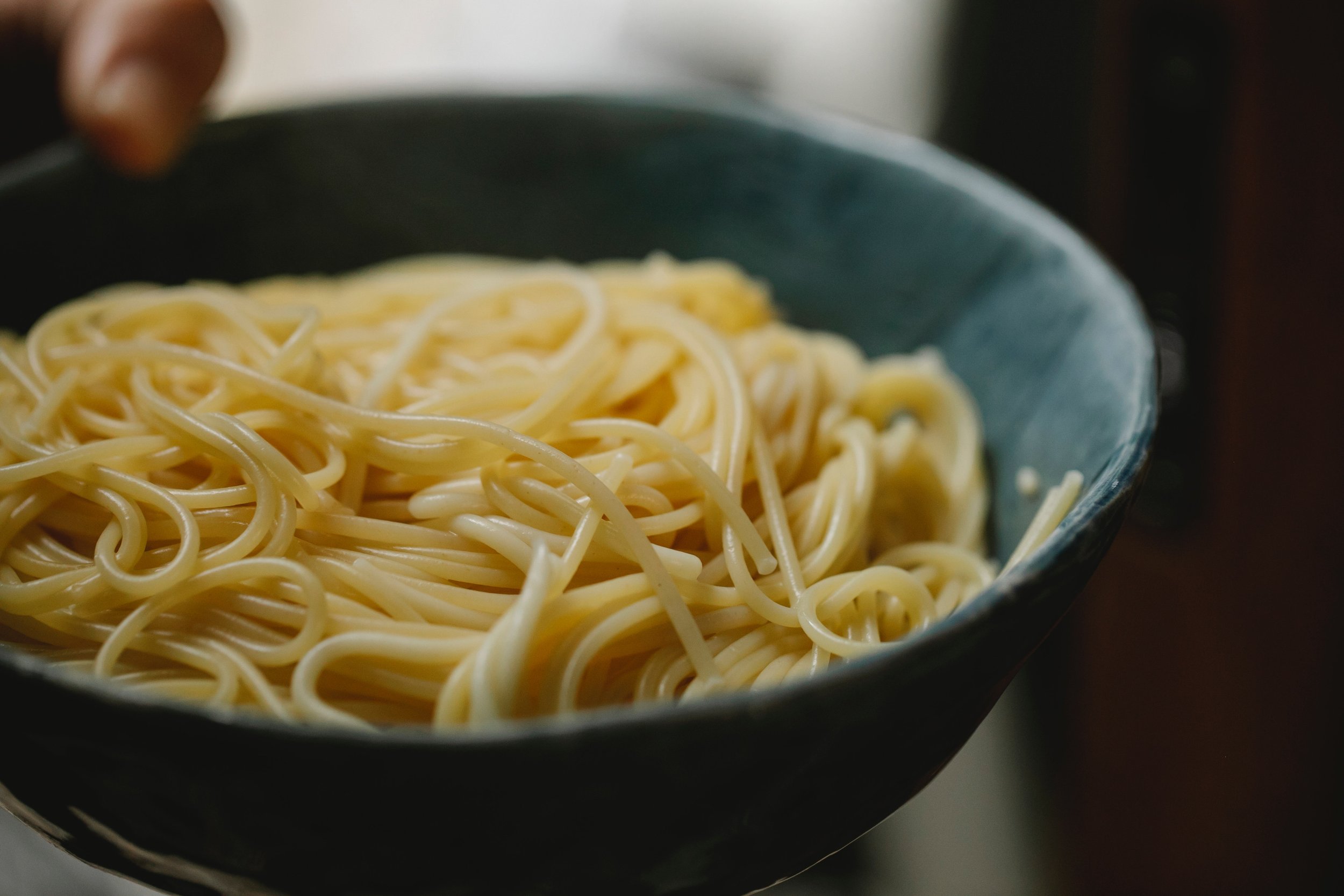 Spaghetti in a blue bowl