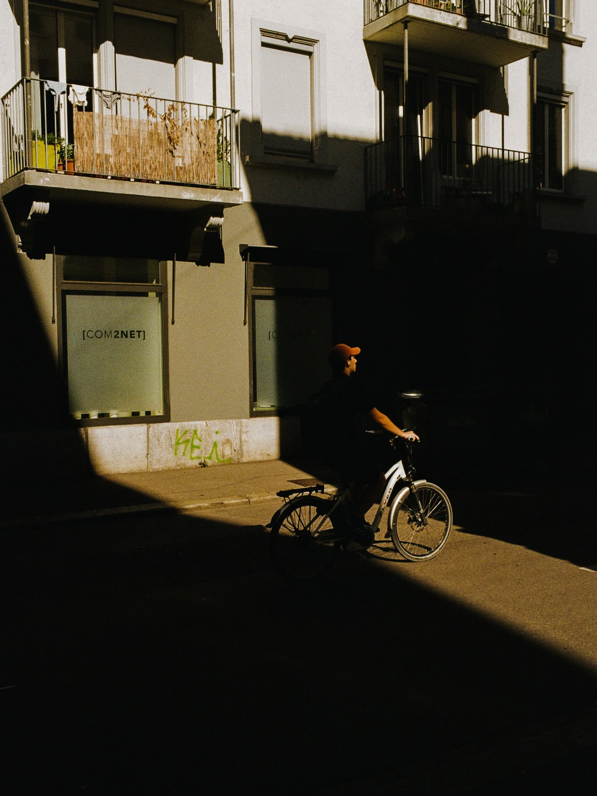 Almost two weeks living in Z&uuml;rich. A few dog-walk fotos for fun while we get a grip (same dog, new city). Many more weeks (and photos??) to come. 

Shot on #portra 160 (i.e., Ektacolor Pro), + @kodak #gold200film w/ #leicam6 + 35mm (f/2) #summic