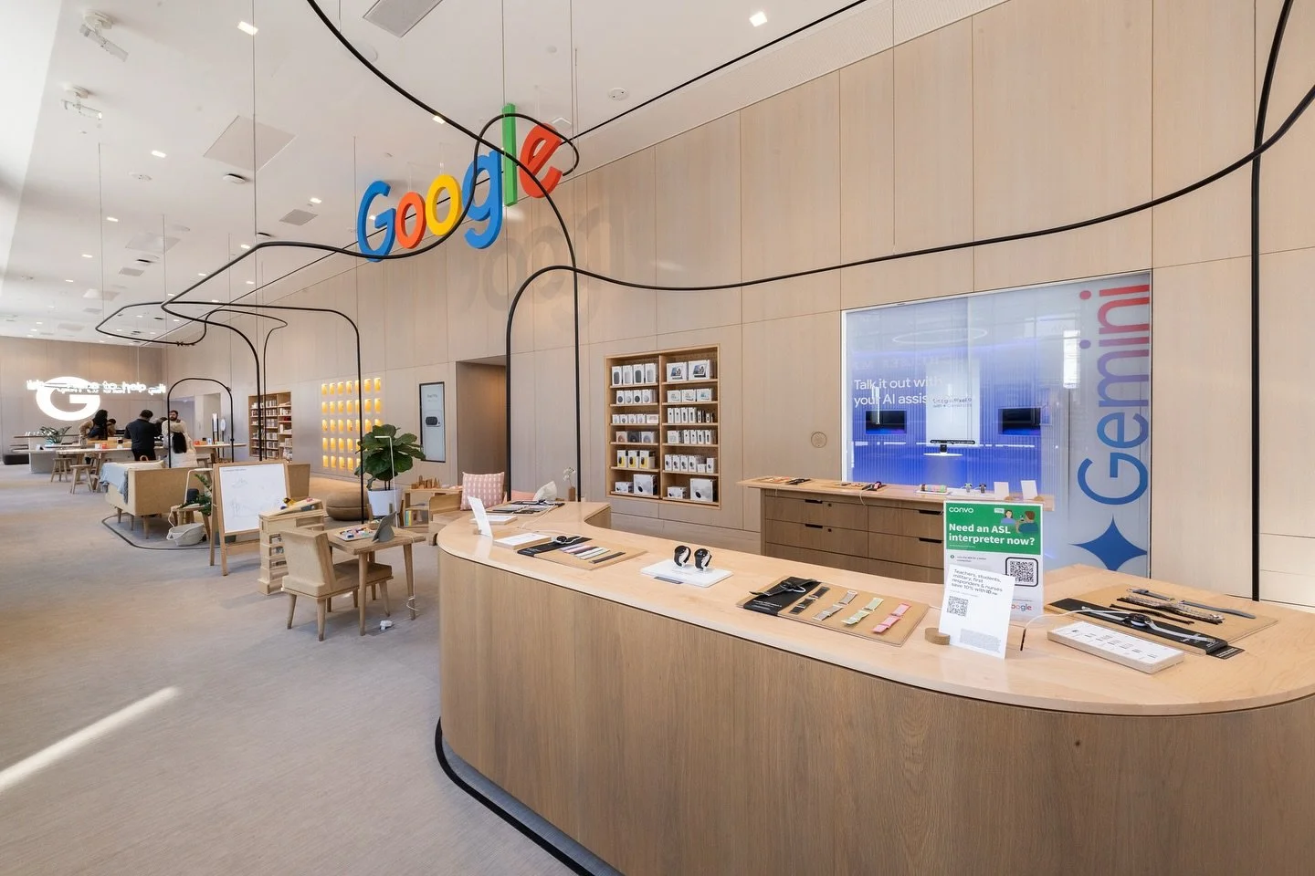 “An AI so smart, even the walls are listening.” 🎨🤖
@Google has unveiled the Gemini Live Sandbox Room at its Chelsea HQ—an immersive, permanent AI experience that brings Gemini, Google’s most advanced conversational AI, to l