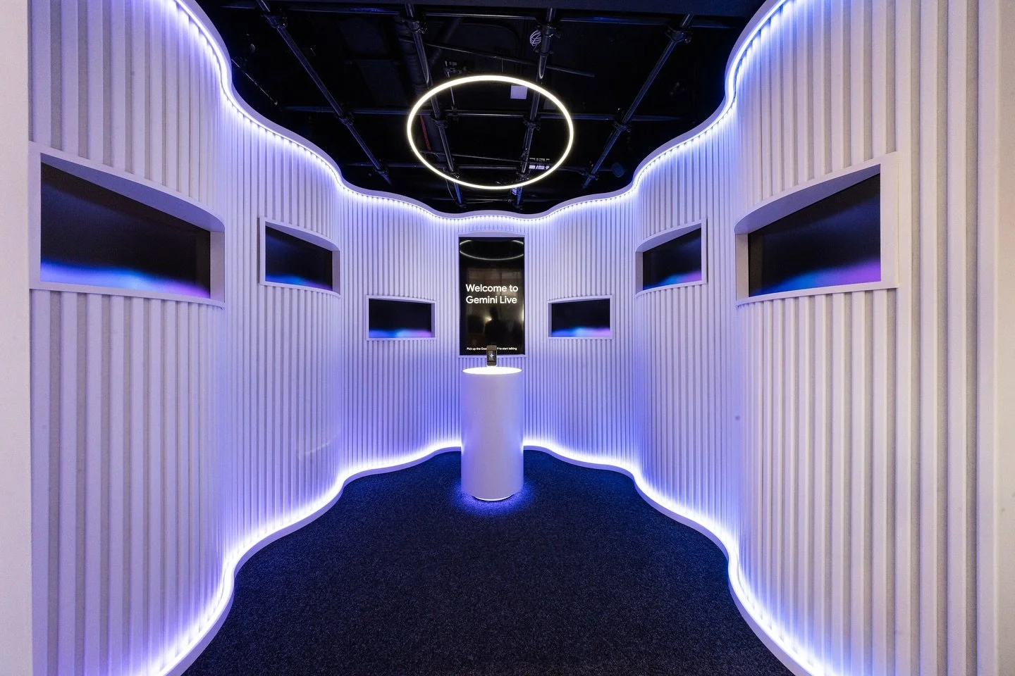 “An AI so smart, even the walls are listening.” 🎨🤖
@Google has unveiled the Gemini Live Sandbox Room at its Chelsea HQ—an immersive, permanent AI experience that brings Gemini, Google’s most advanced conversational AI, to l