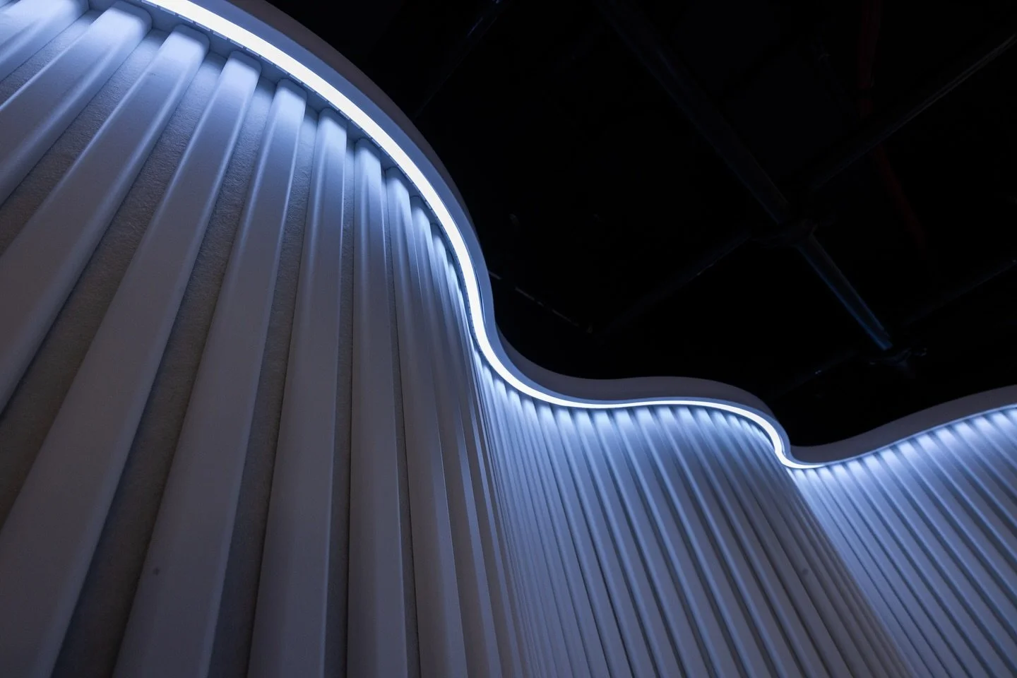 “An AI so smart, even the walls are listening.” 🎨🤖
@Google has unveiled the Gemini Live Sandbox Room at its Chelsea HQ—an immersive, permanent AI experience that brings Gemini, Google’s most advanced conversational AI, to l