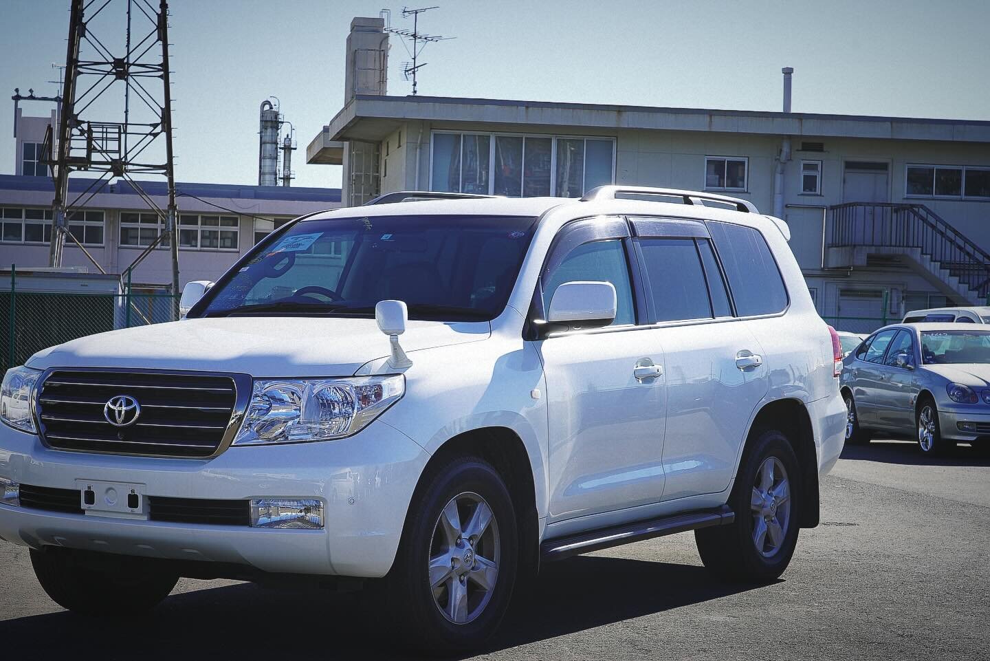 2008 Land Cruiser 200 series with the 4.7L V8 2UZ-FE purchased direct from auction in Japan with import service to Calgary, AB. How could our client not be ecstatic &hellip; this AX G Selection trim has only 73,500km and still smells new! Three keys,