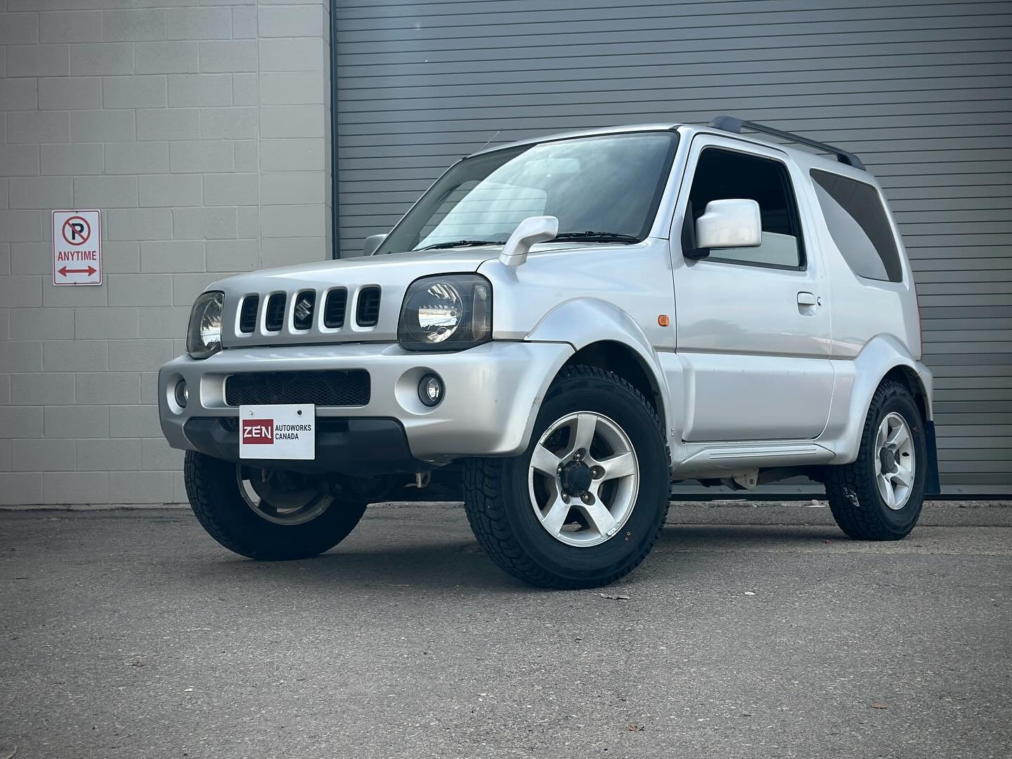 Solid axles (front and rear) is a hallmark of the Suzuki Jimny. That along with their small size allow them to navigate tight trails and squeeze into places that larger SUVs can&rsquo;t.

This recently imported &lsquo;06 Sierra model features the lar