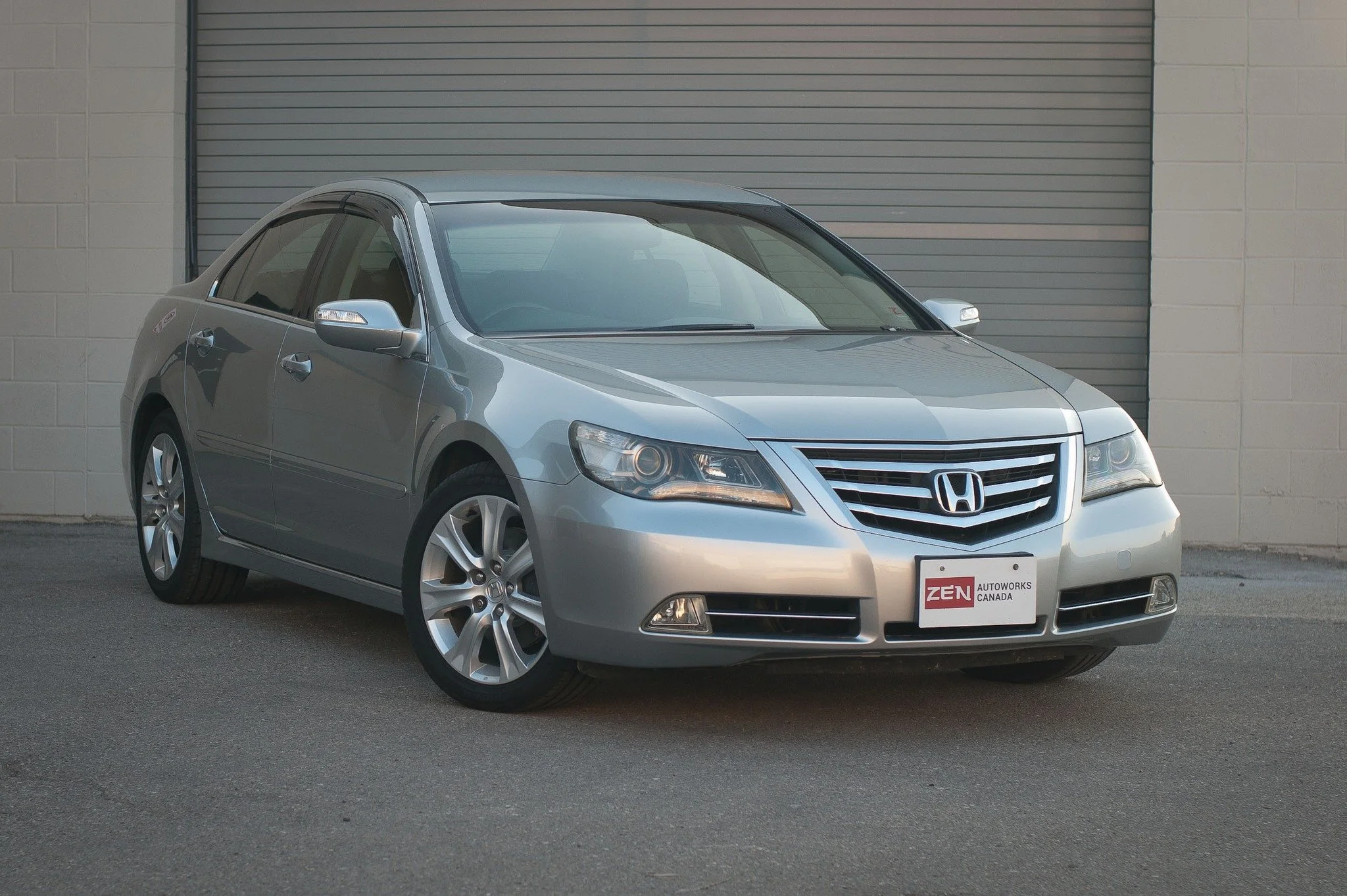 Fully imported, inspected and ready to register 👍
2008 Honda Legend SH-AWD, 119,000 km 
▫️3.7L J37 VTEC V6 - 305HP
▫️5-spd Select Shift Automatic
▫️Torque Vectoring Super Handling AWD
▫️Cruise Control
▫️JDM option Alcantara interior
▫️2X Keys with