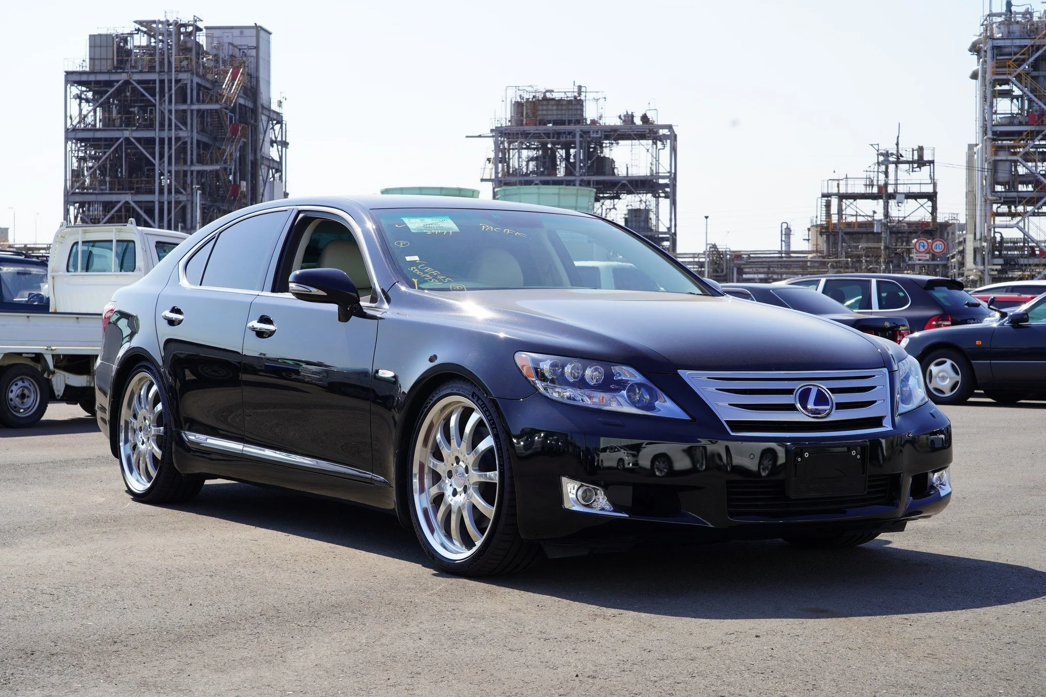 Near perfect condition and rare shorty Hybrid .... '07 Lexus LS600H
Imported to Canada via Special Order (link in bio)

5.0L V8 with Hybrid - 390HP
AWD
37,000KM

Post auction purchase photos - Kawasaki Japan

Register your interest through our websit