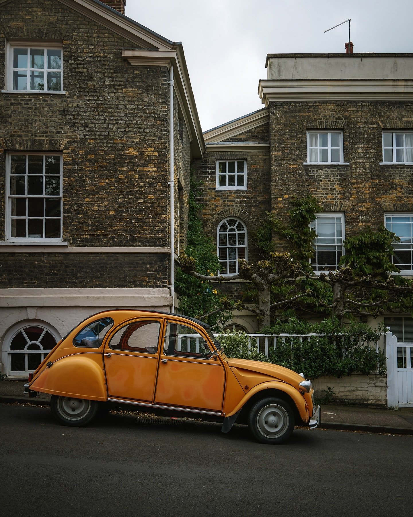 🧡🧡A Sunday car pic from beautiful Norwich. 🚘 
&bull;
&bull;
#norwich #norwichcity #norwichnorfolk #norfolk #asundaycarpic #sunday #sundayfunday #sundays #sundaycarpic #car #lundonlens #orange #travel #wanderlust #photooftheday #photography #nikon