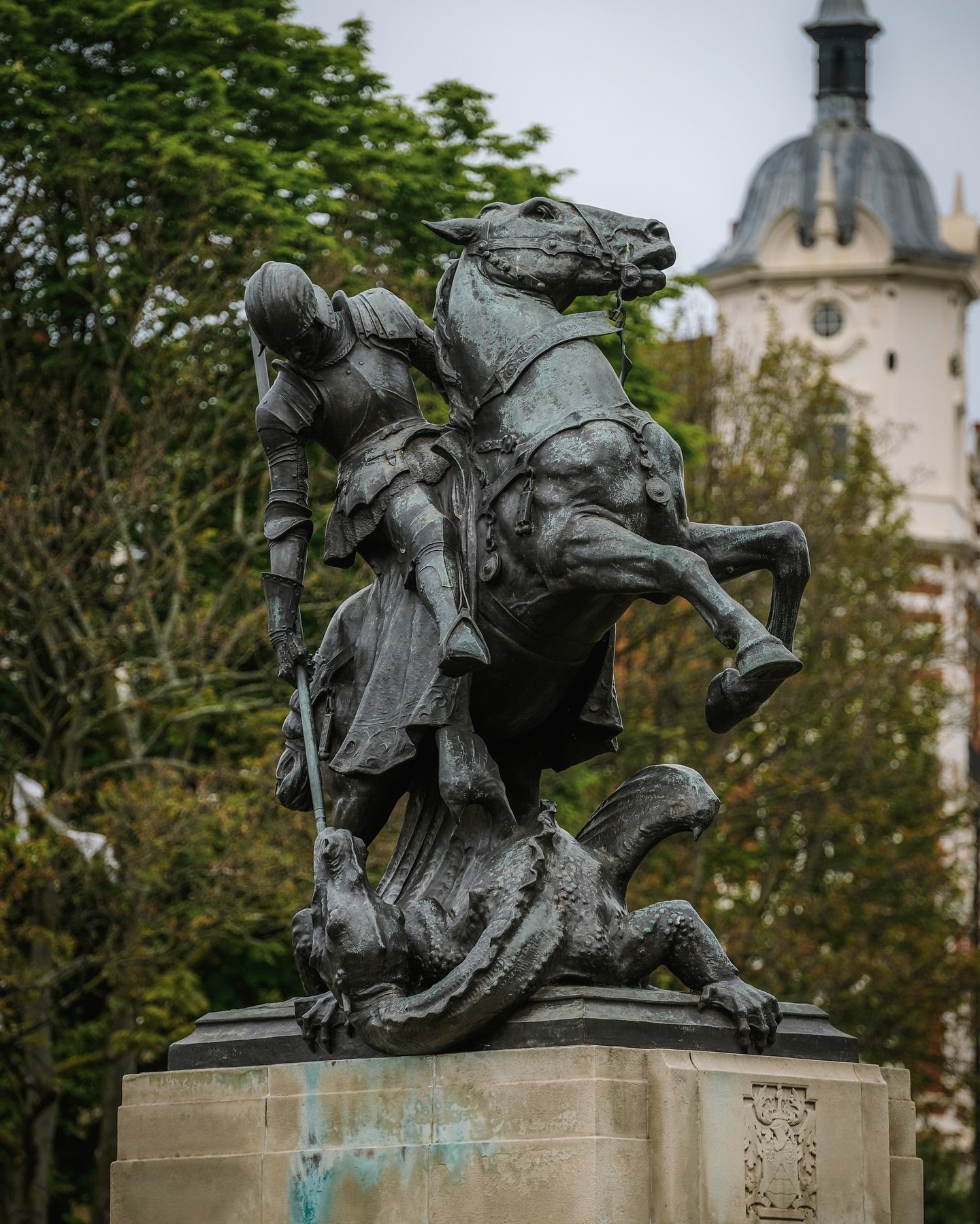 🏴󠁧󠁢󠁥󠁮󠁧󠁿Happy St George&rsquo;s day. 🏴󠁧󠁢󠁥󠁮󠁧󠁿 🗡️ 🐉 
📍Statue of St George and the dragon in St John&rsquo;s Wood London.
&bull;
&bull;
#stgeorge #stgeorgesday #london #london🇬🇧 #londonphotography #londonphoto #lundonlens #england #eng