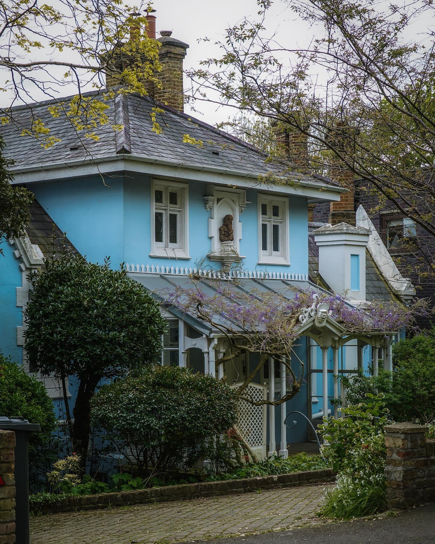 Such a pretty house up in Highgate London. 🩵🤍 Love the blue with all the greenery. 💚🌳🏡
&bull;
&bull;
#highgate #highgatevillage #highgatelondon #london #londonhouse #housesofinstagram #houses_phototrip #home #housesofldn #lndn #londres #londrina