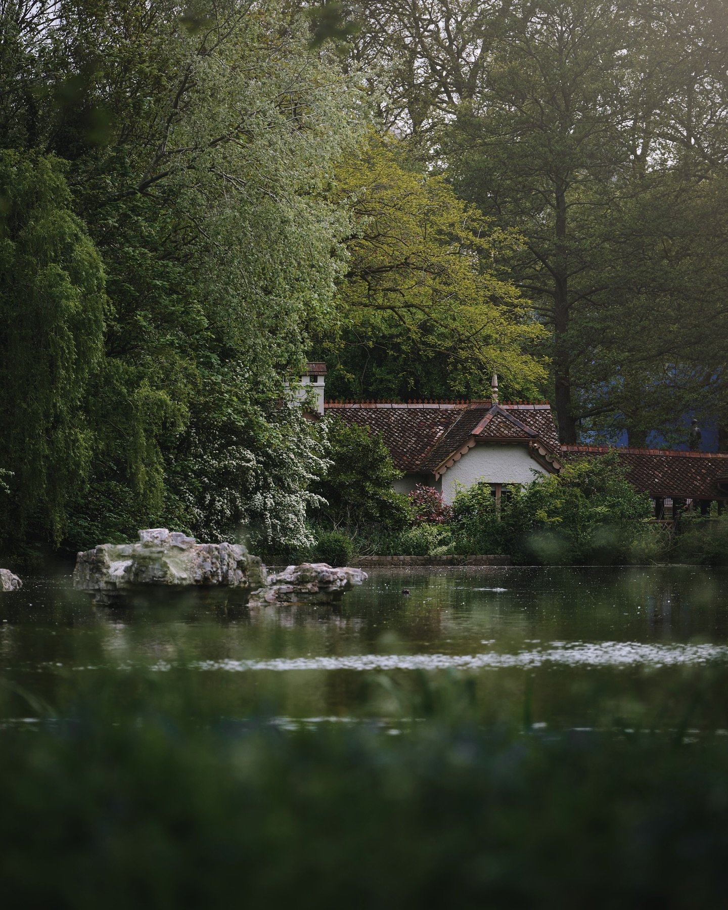 🦆 Duck Island Cottage, situated in St. James&rsquo;s Park in London, is a historic structure dating back to the 17th century. Throughout its history, it has had diverse functions such as housing park keepers and storage. Presently, it serves as a hu