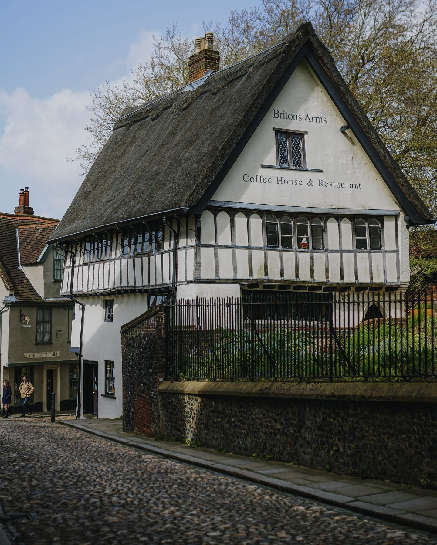 🏡The Britons Arms, a renowned historic structure in Norwich, England, is located in the charming Elm Hill area famous for its medieval architecture. Dating back to the 16th century, this building has served various roles throughout history, such as 