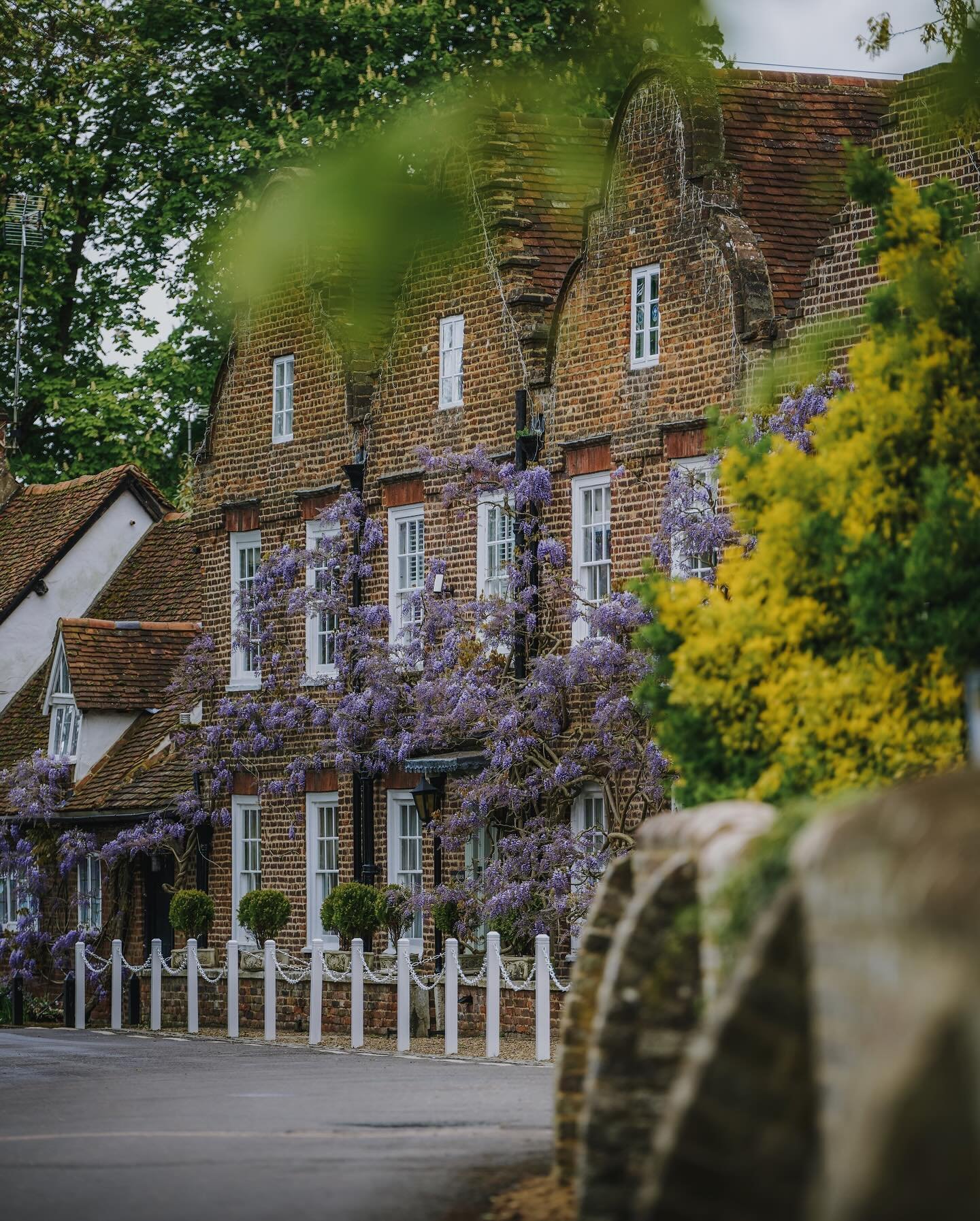 More shots from the small Buckinghamshire village of Denham. 💜🌳😍The name is derived from the Old English for &ldquo;homestead in a valley&rdquo;. It was listed in the Domesday Book of 1086 as Deneham. 
&bull;
&bull;
#village #villagelife #villagep