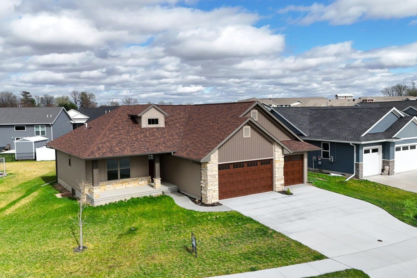 FOR SALE in Marion, Iowa! 🏠
🗓️ 4-26-2024
📫 Located at 3373 Carriage Court, Marion
💰 $439,950
🛏️ 3 Bedrooms
🛁 2 Baths
🚗 3 Car Attached Garage
🆕 New Construction
📍 Positioned in the serene embrace of a quiet Marion cul-de-sac.
✨ This radiant n