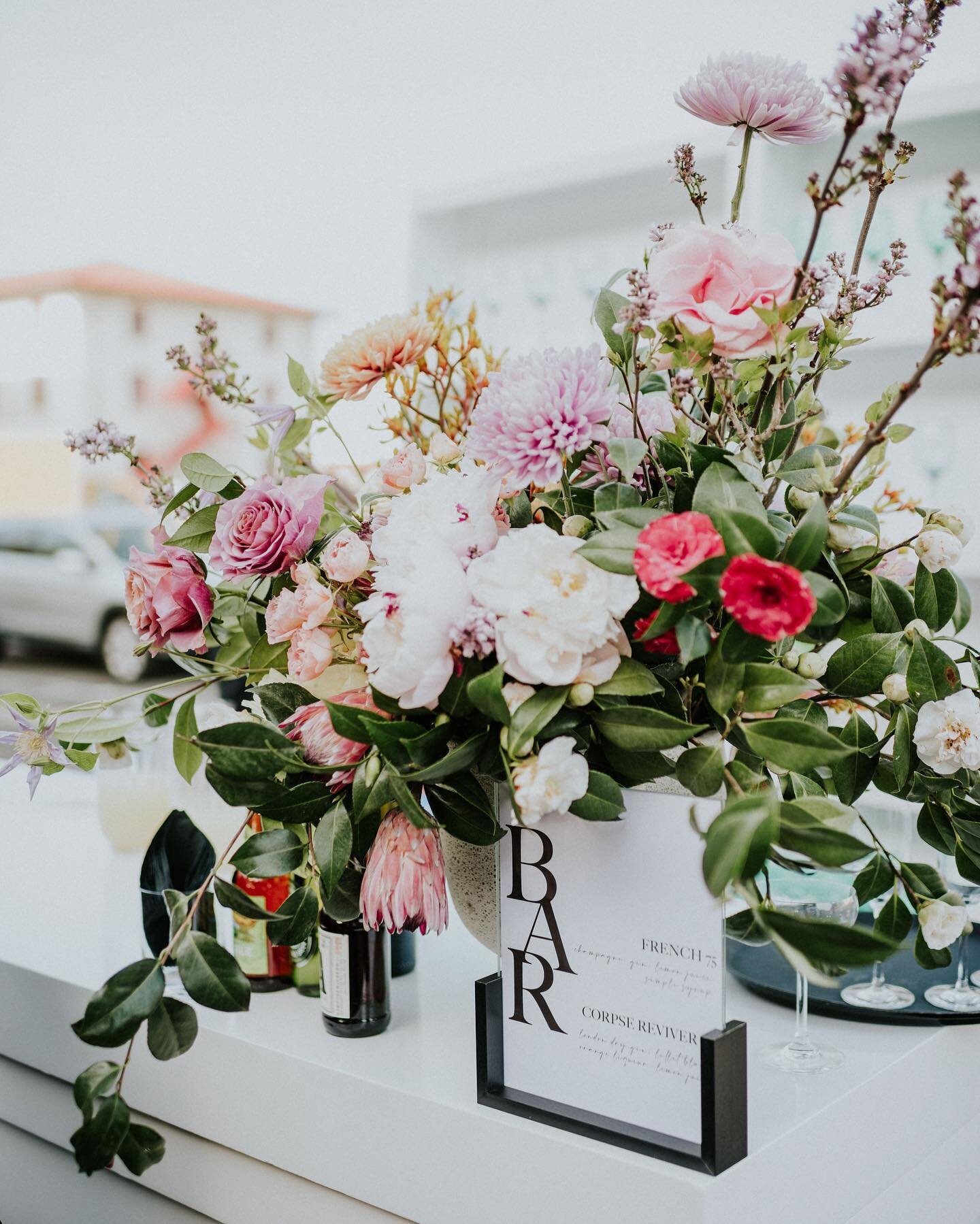 When the florals make the modern minimalistic signage come alive 😍 loved all the details for this special day Photographer: @shannonrosan Planning/Design: @atlas_designstudio  Florals: @ampersand_sf 
Venue: @fortmasoncenter
