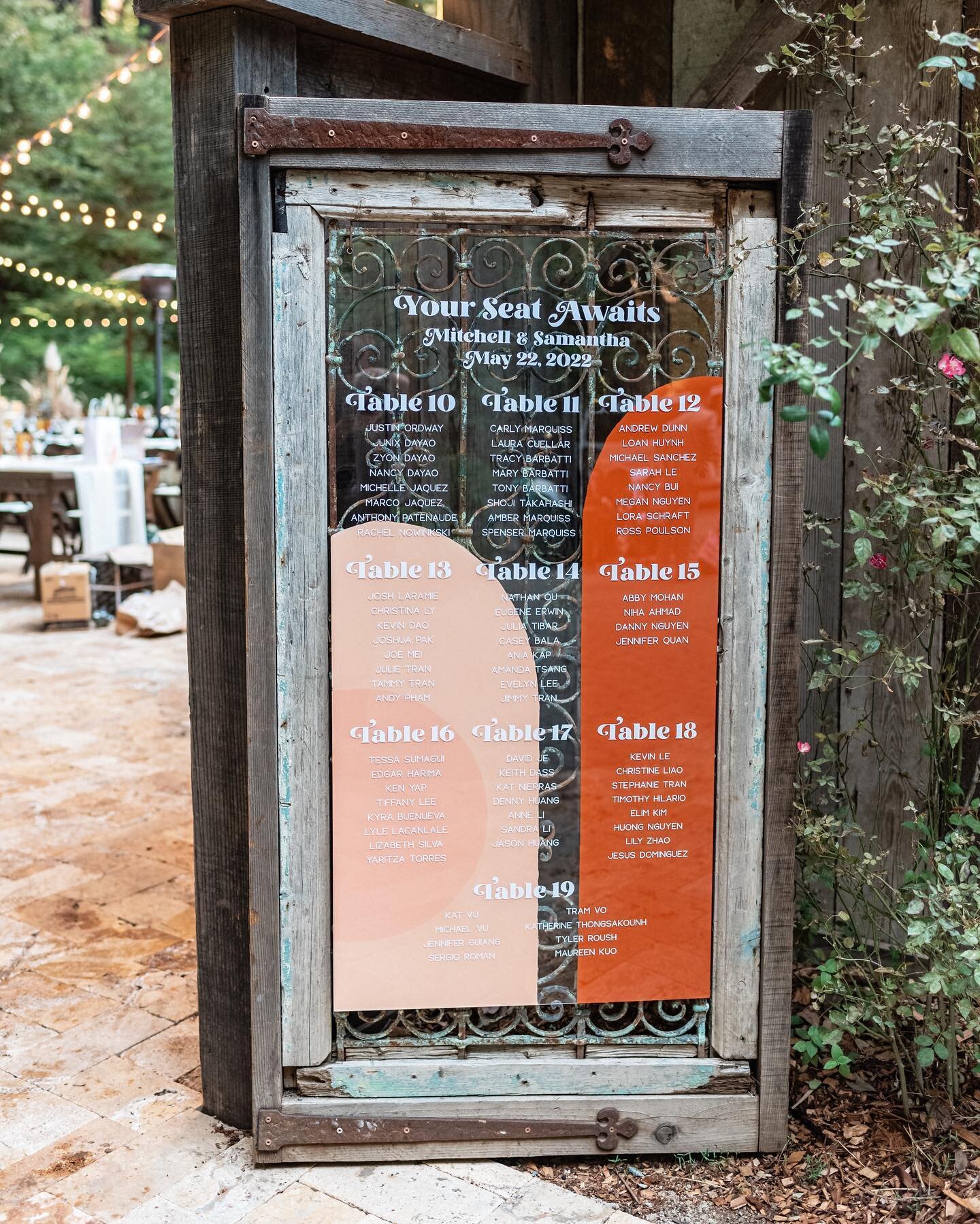 All the retro feels here! 🤩 loved the 2 piece seating chart on the gate! Also I&rsquo;m loving the &ldquo;can we have our pets on all signage&rdquo; trend 🤣🤣🤣Such a beautiful wedding for a beautiful couple!  Photographer: @russlevi 
Planning/Desi
