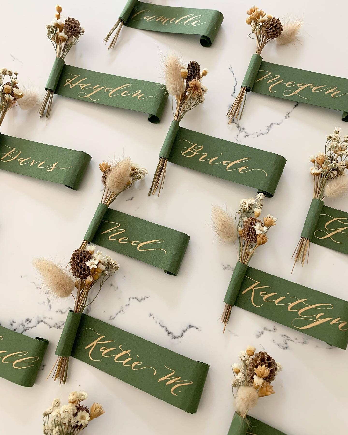 A labor of love these little beauties! Cut, calligraph, scroll the edges, cut/bundle/attach the dried florals, 😅but one of my most popular products I offer! Wedding season is in full force and I am here for it! 🙌🏽🙌🏽Happy Weekend🤍