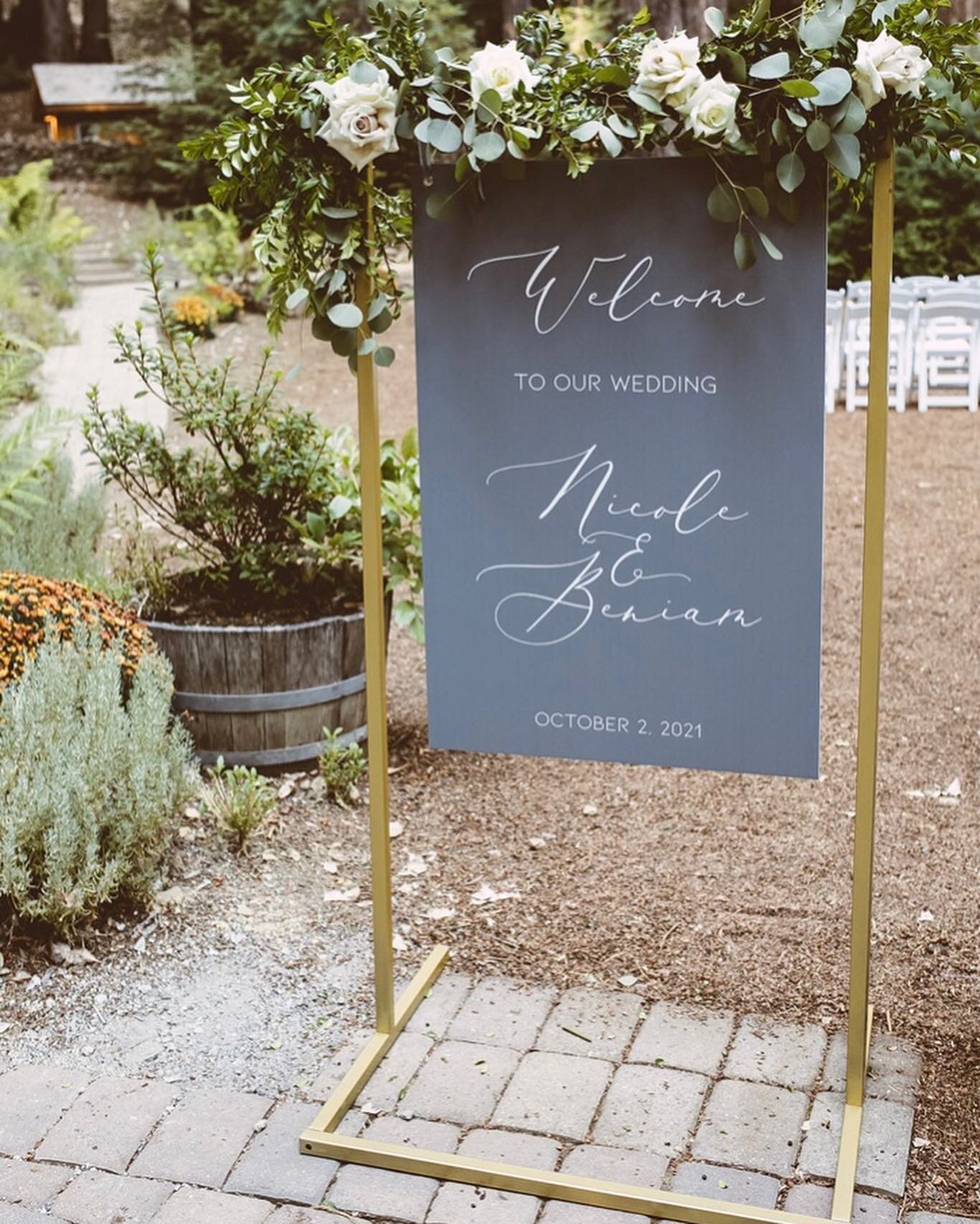 Loving the photos rolling in from last falls weddings 🥰 I love a traditional neutral classy navy aesthetic! With soft grays, simple modern design, what a beautiful day for a beautiful couple! 

Planning &amp; Design: @atlas_designstudio 
Florals: @s