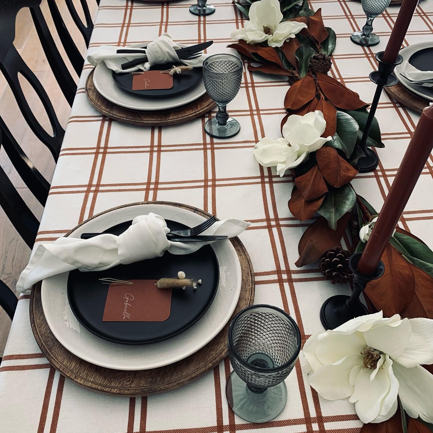 I had the opportunity to team up with my sweet friend @phylismantelli to do a super simple budget friendly thanksgiving tablescape while she made the best thanksgiving appetizers! Head on over to @phylismantelli and click the link in her bio to watch