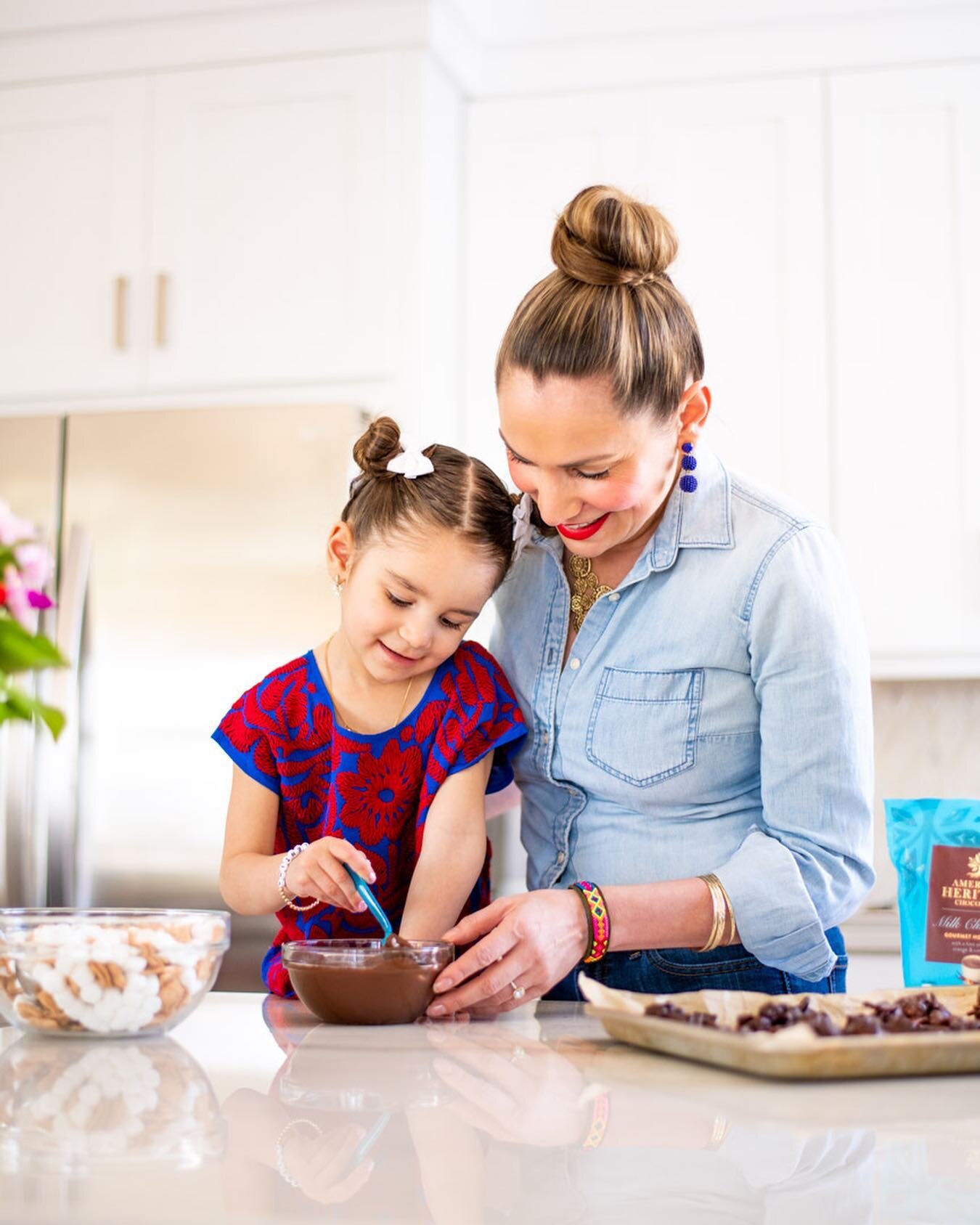 We find at our house that the best recipes are often the simplest ones, that the kids can help with. Nothing better than a sweet sous chef!

Shot for @lolascocina in partnership with @americanheritagechocolate . Swipe to see the recipe image and foll