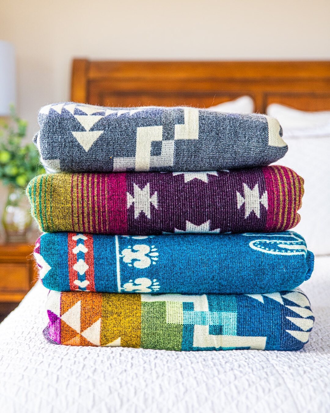 We owned four of these @loom_colorado blankets before I met the owner - so when she reached out for photography I was thrilled! These blankets are so soft and support a local, woman-owned business. We got ours at @parisstreetmarket and I know they&rs