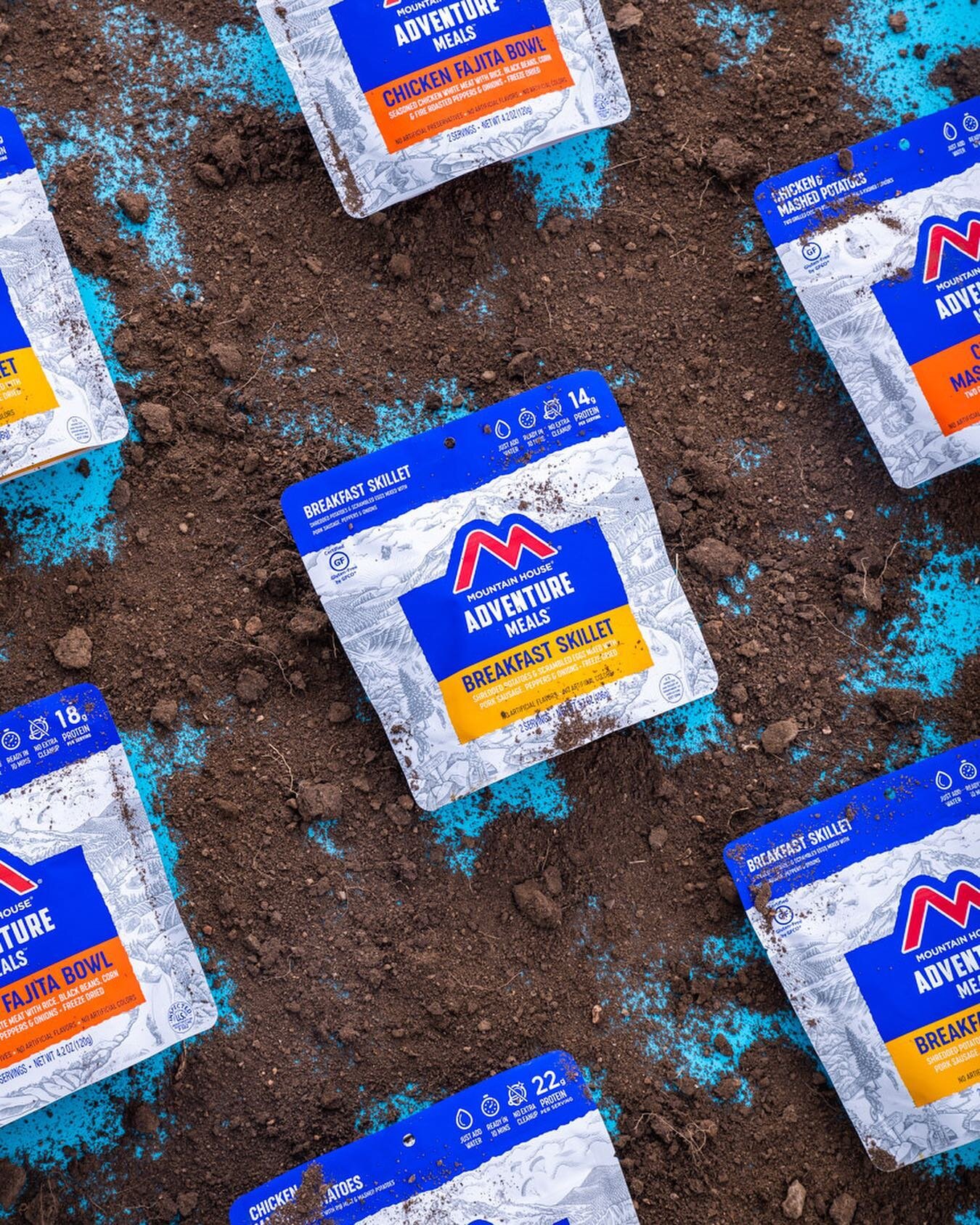 After I get that perfectly crisp and clean shot I always like to play around with props - in this case, some good old dirt from the ground! Swipe for the clean version. Which do you like best?

#mre #coloradocamping #neverstopexploring @mtnhouse #get
