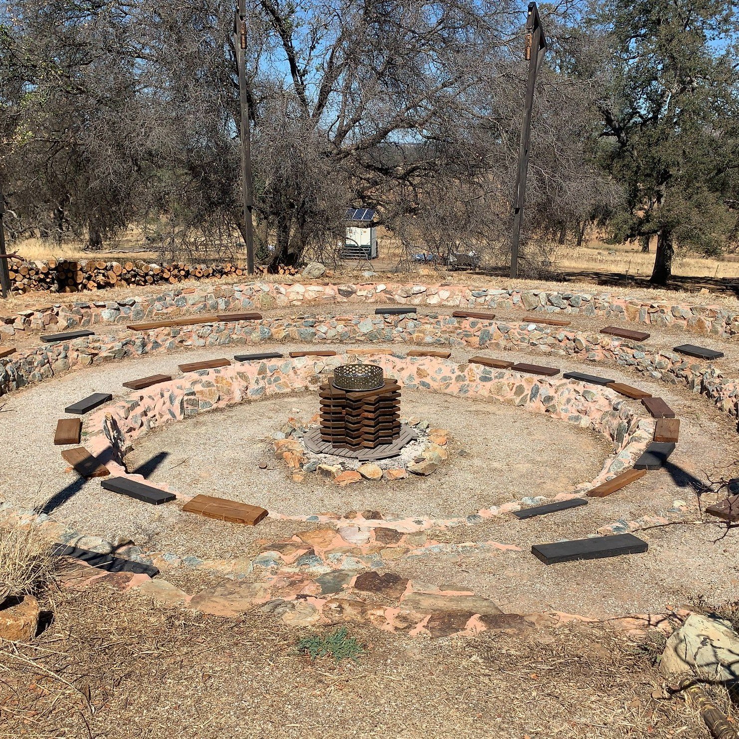 I've always loved the idea of sunken fire pits and the group at @theheartlandcollective in Wheatland, CA have created a beautiful example. What's your favorite style of fire pit? 

#firepit #firepits #gathering #nature #outdoorlife #outdoorliving #bo
