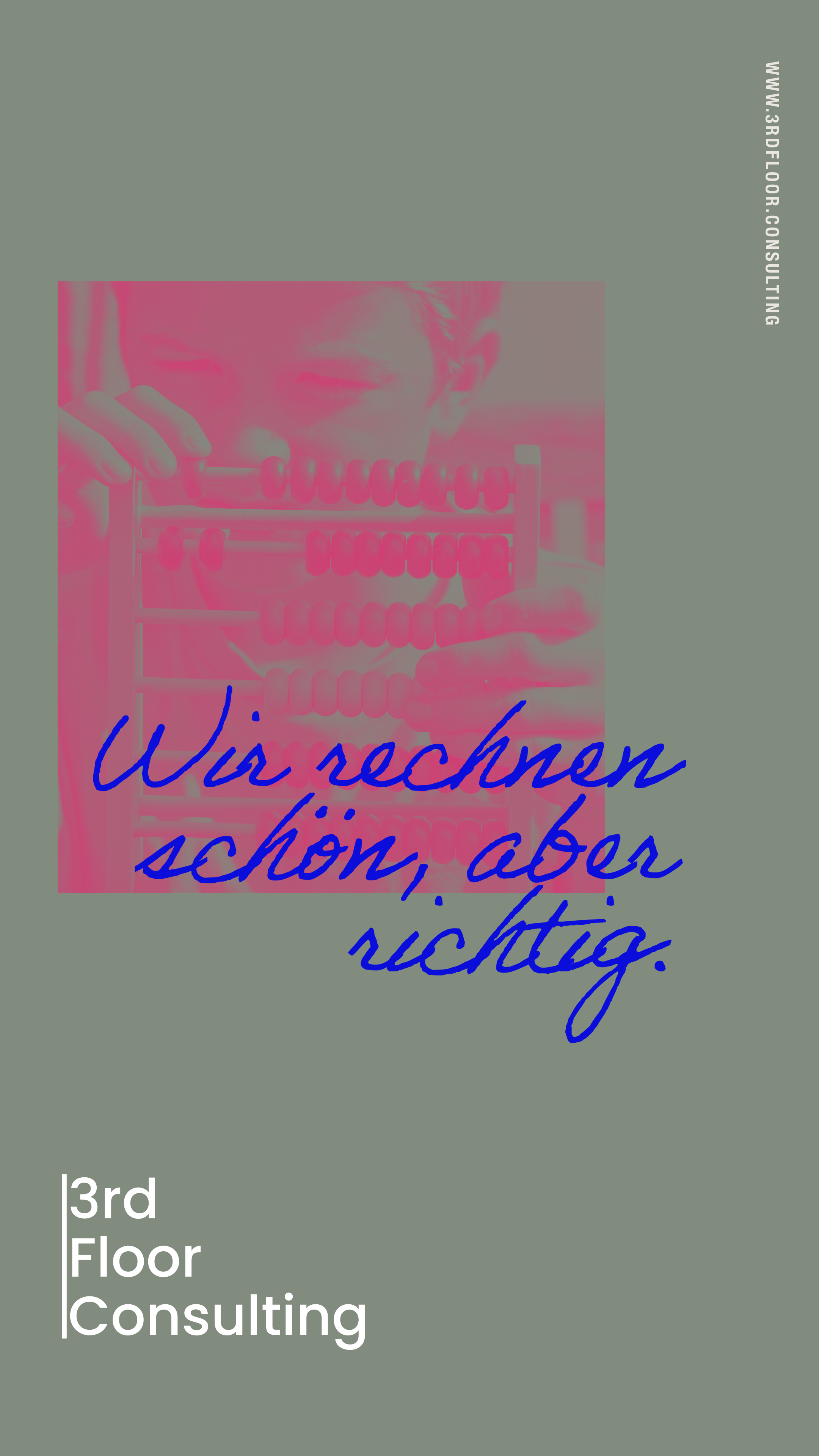 Ein junger Mann mit einem Abakus, der auf einem pinkfarbenen Hintergrund überlagert ist, mit blauer Handgeschriebener Text, der sagt: 'Wir rechnen schon, aber nichtig.' Es gibt auch weißen Text, der sagt: '3rd Floor Consulting'.