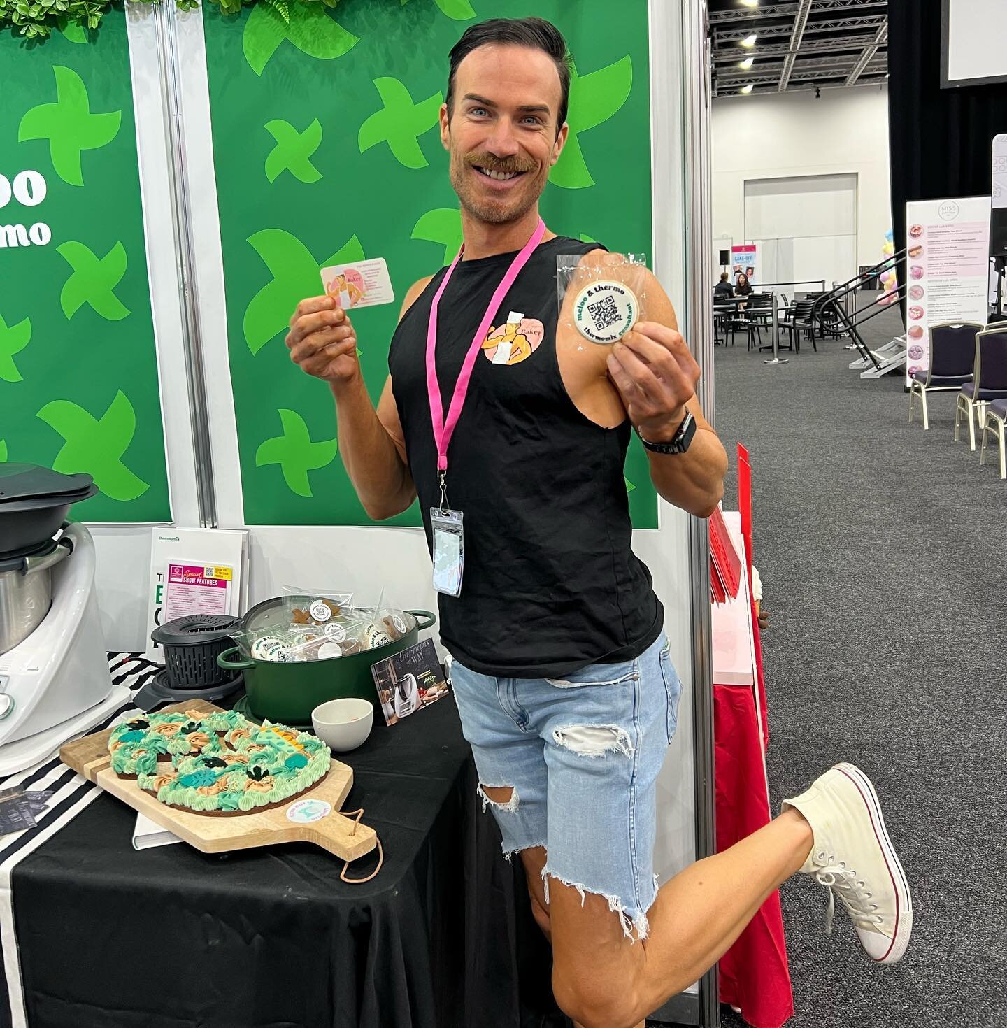 Just another day in the life of me lol being a douche bag and having fun 😂😂.. be sure to pop to the @melooandthermo stall at the international cake show over the weekend! The Fab Dee from @flyinoutdelights has her groovy new cake templates and if y