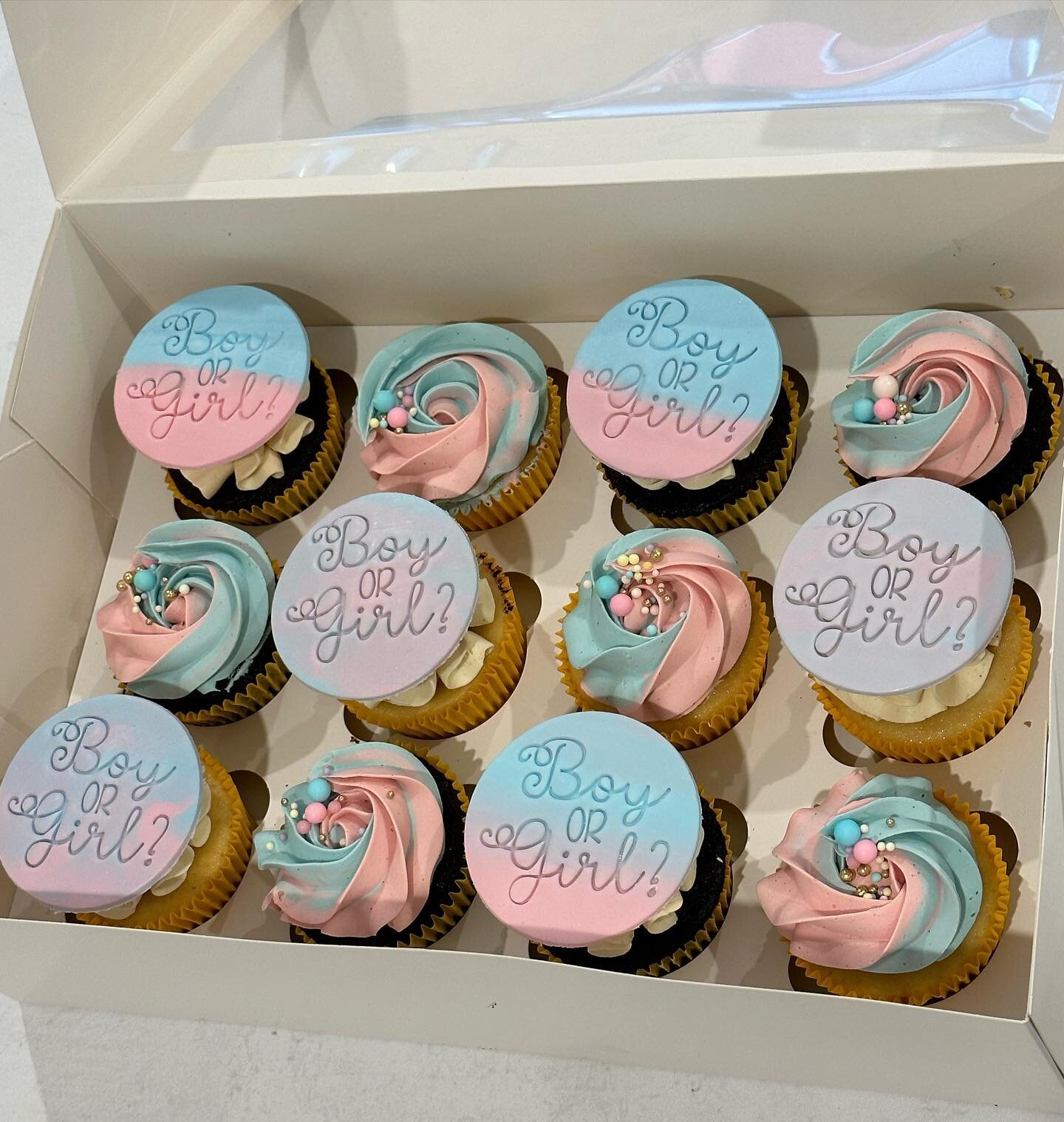 Starting hump day off right with these stunning gender reveal cupcakes 😍😍Colour mill baby blue and baby pink are my absolute favorite shades to use.. bite to reveal the gender.. #newsteadcupcakes #brisbanecupcakes #brisbanefood #therippedbaker #sup