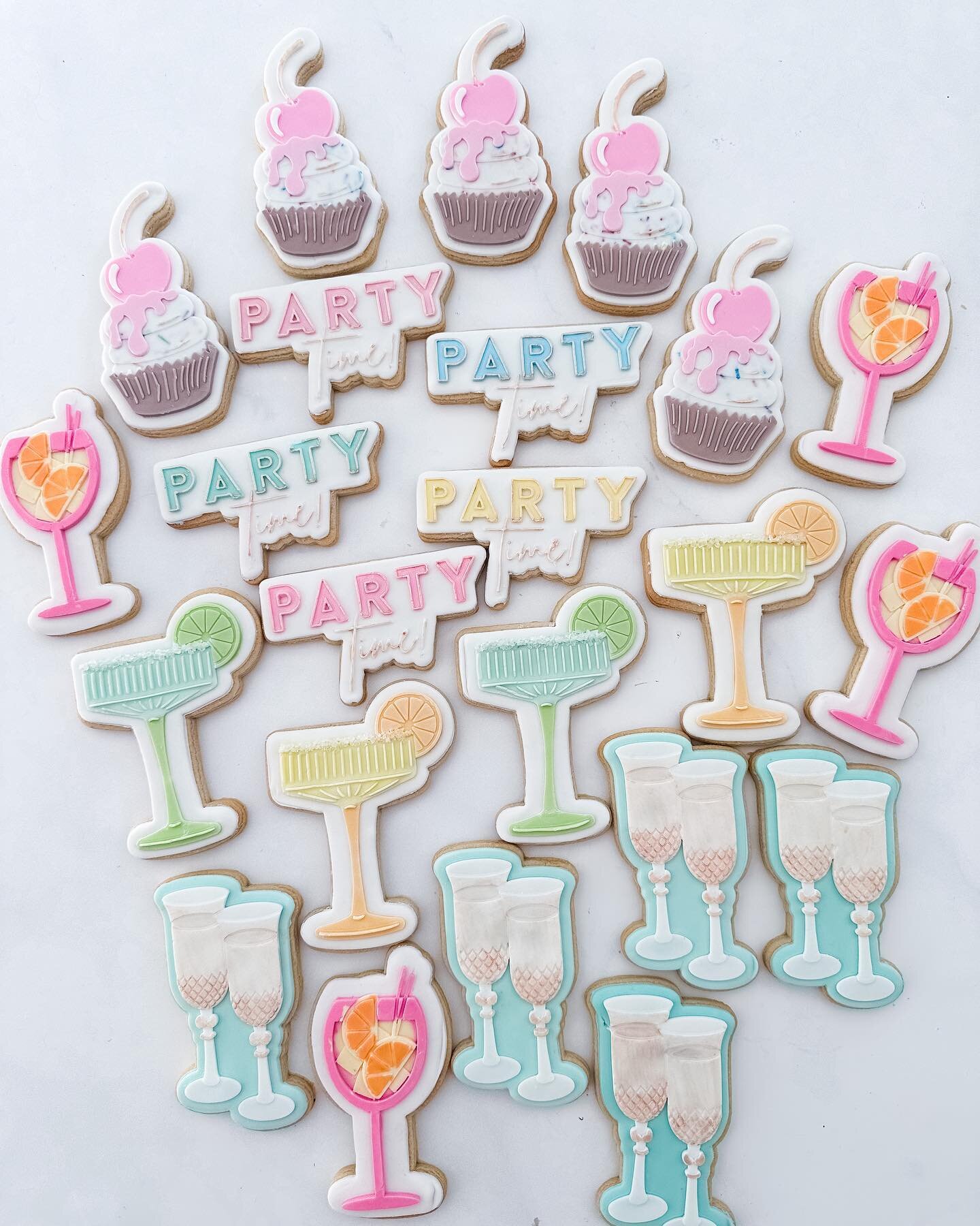 IT&rsquo;S PARTY TIME!! All of my favorite cocktails along with funfetti fondant cupcakes with a cherry on top, It&rsquo;s my party and I&rsquo;ll eat cookies if I want to! #brisbanecookies #therippedbaker #newsteadcookies #cocktailcookies #brisbanef