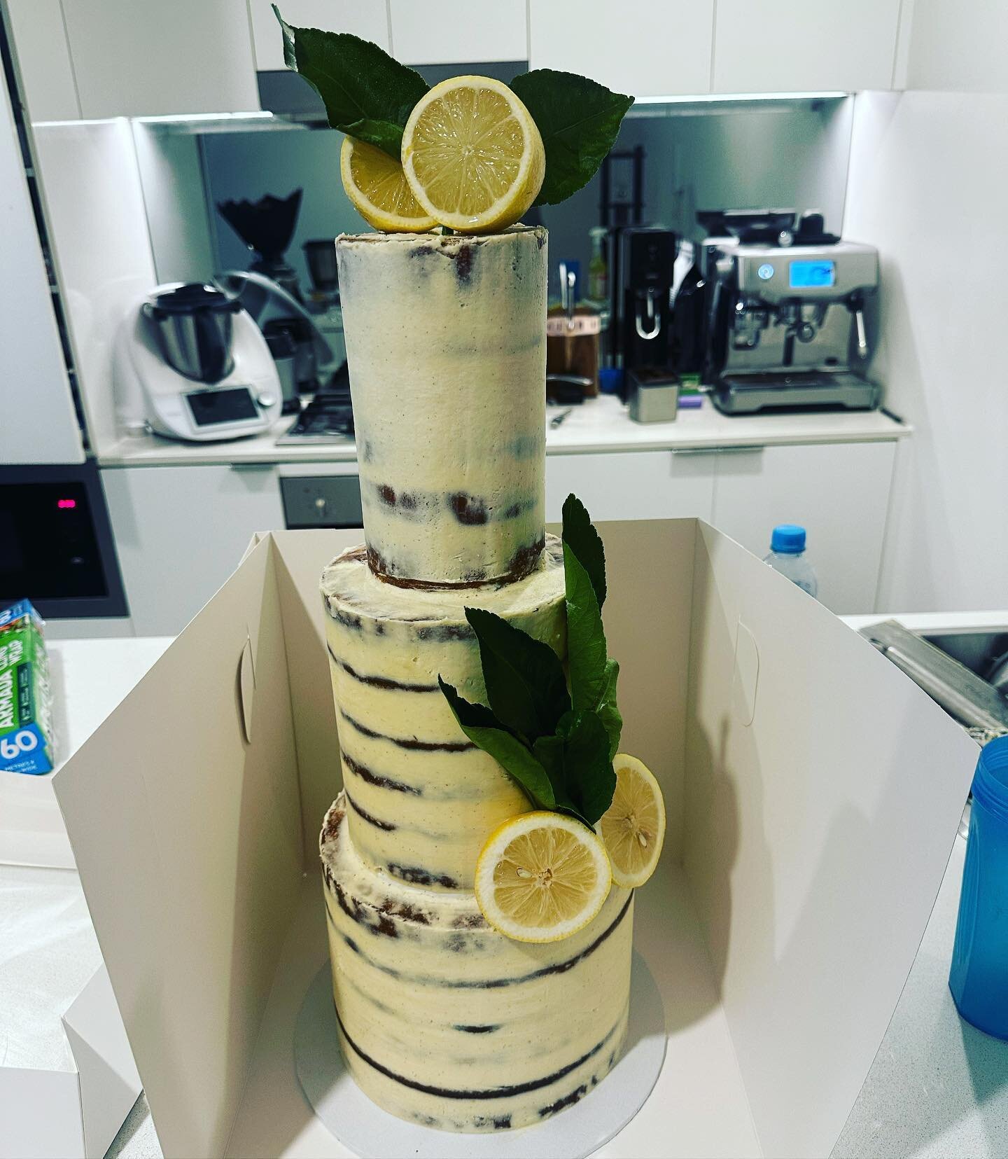 Congrats to the amazing couple on their wedding day! Feat a 3 tier white choc mud filled with Nana Helen&rsquo;s 8hr lemon curd, fresh lemons supplied by the client #therippedbaker #weddingcake #newsteadcakes #brisbanecakes #brisbanecakebar #brisbane