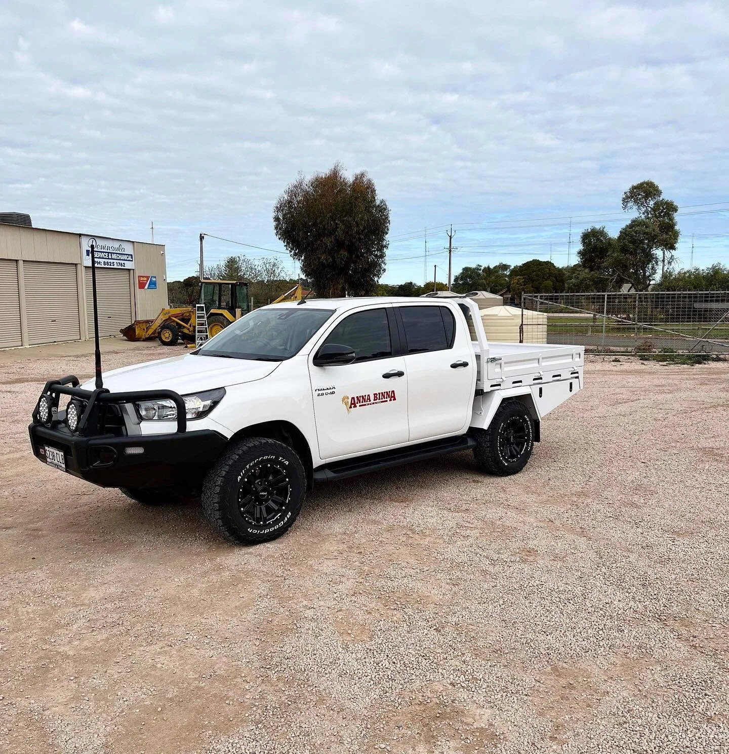 First tray complete and ready to be put to work for @annabinnafarm 

Aluminium dual cab tray for a new hilux. Specs include; under tray tool boxes, guards, rear under tray draw and drop down sides. 

#wdrfab #wdrfabrication #hilux #toyotahilux #annab