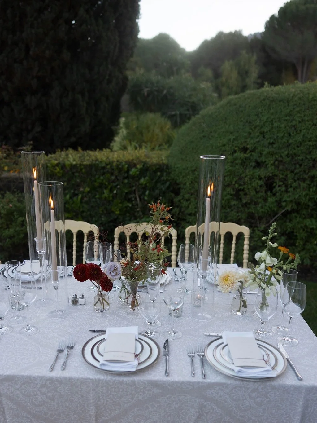 Dinner details from a night spent behind Chateau Noel.
📸: @_hannahmarich