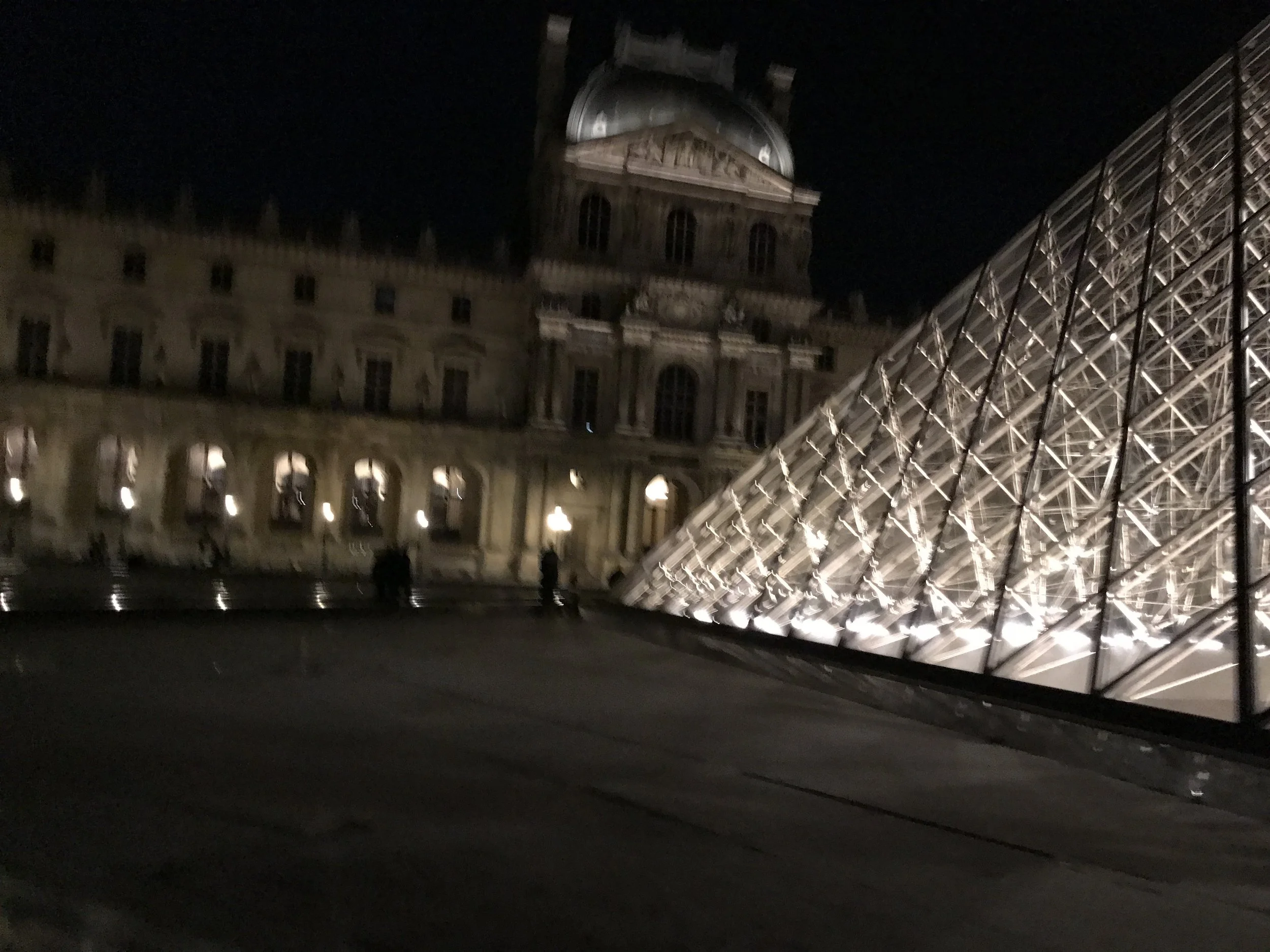 Le Louvre at night