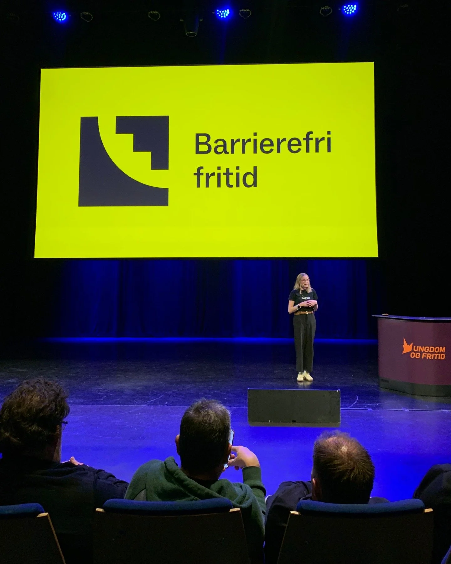 I g&aring;r holdt prosjektleder Hanne Johnsrud Fjellheim foredrag p&aring; landskonferansen til Ungdom og Fritid. 
 
Fritidsklubber er viktige m&oslash;teplasser, s&aring; vi snakket om hvordan de kan gj&oslash;res mer tilgjengelig slik at flere kan 