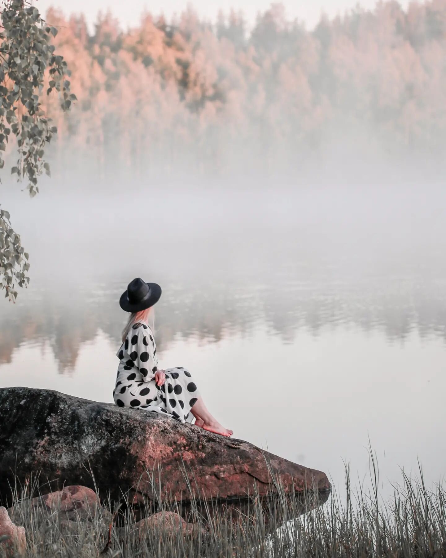 Luonnossa
kuolema on aina l&auml;sn&auml;,
vaikkei sit&auml; n&auml;y.
Syksy enteilee tuloaan
kes&auml;ll&auml;. Se piirt&auml;&auml; ohuen
j&auml;lkens&auml; n&auml;kym&auml;tt&ouml;m&auml;ll&auml;
k&auml;dell&auml;&auml;n lehden juoviin.
Veden virt