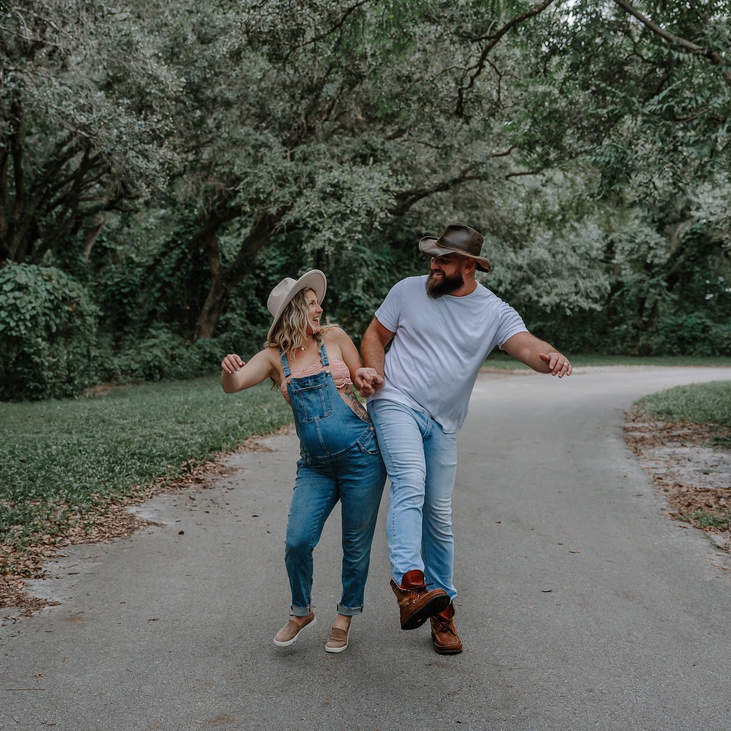 &ldquo;We are all of us stars, and we deserve to twinkle.&rdquo; &ndash; Marilyn Monroe✨

Take us back to this core maternity session memory! Let&rsquo;s have fun together, doesn&rsquo;t always have to be the perfect pose or perfect smile to capture 