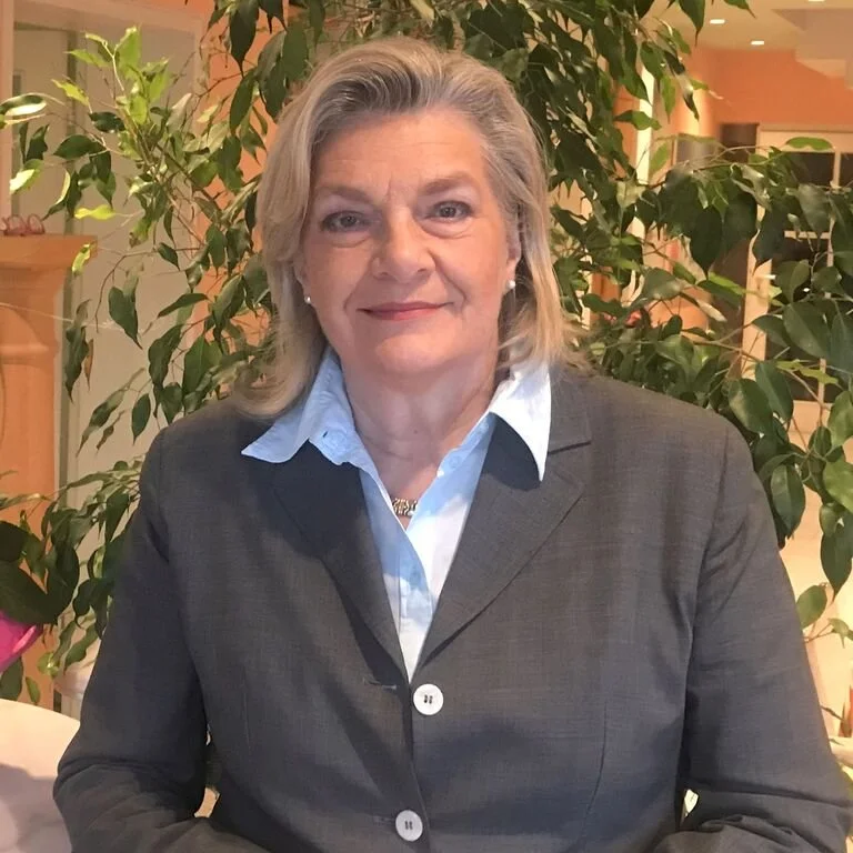 Margarete Ziegler-Raschdorf lächelt freundlich in die Kamera