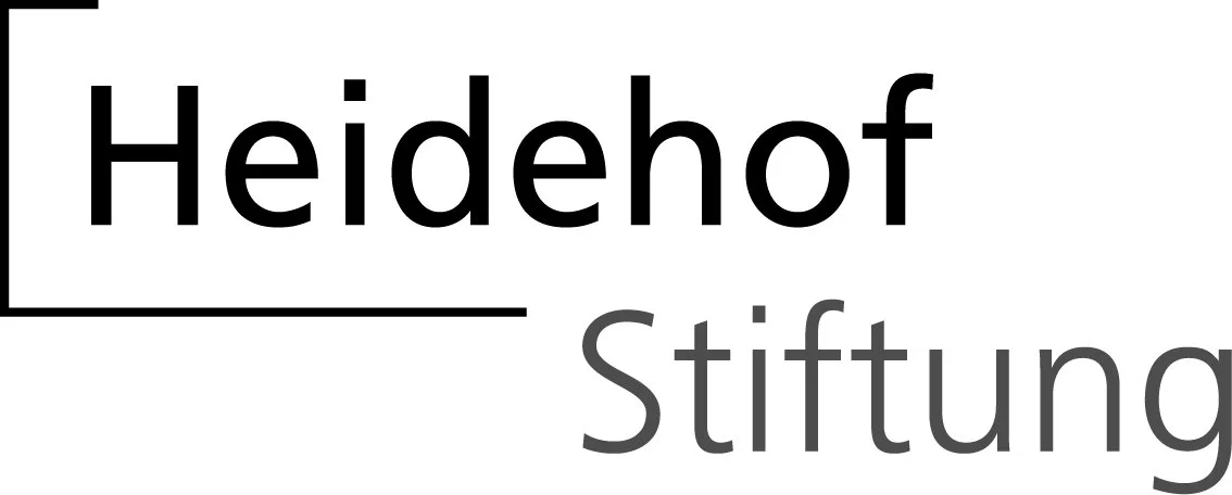Logo der Heidehof Stiftung mit schwarzem Text und grauer Unterstreichung.