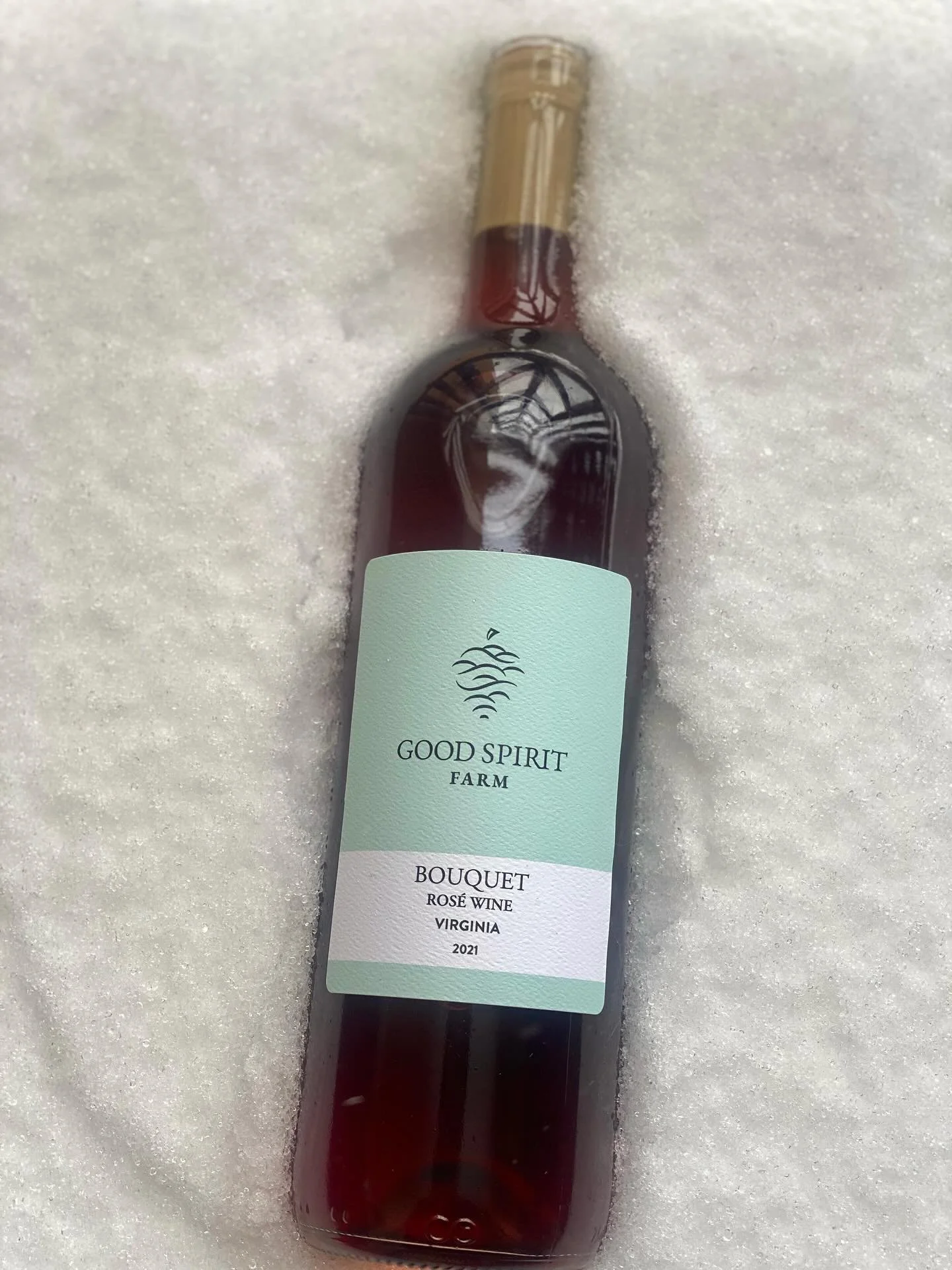 Snow makes the perfect ice bucket! ❄️🍾