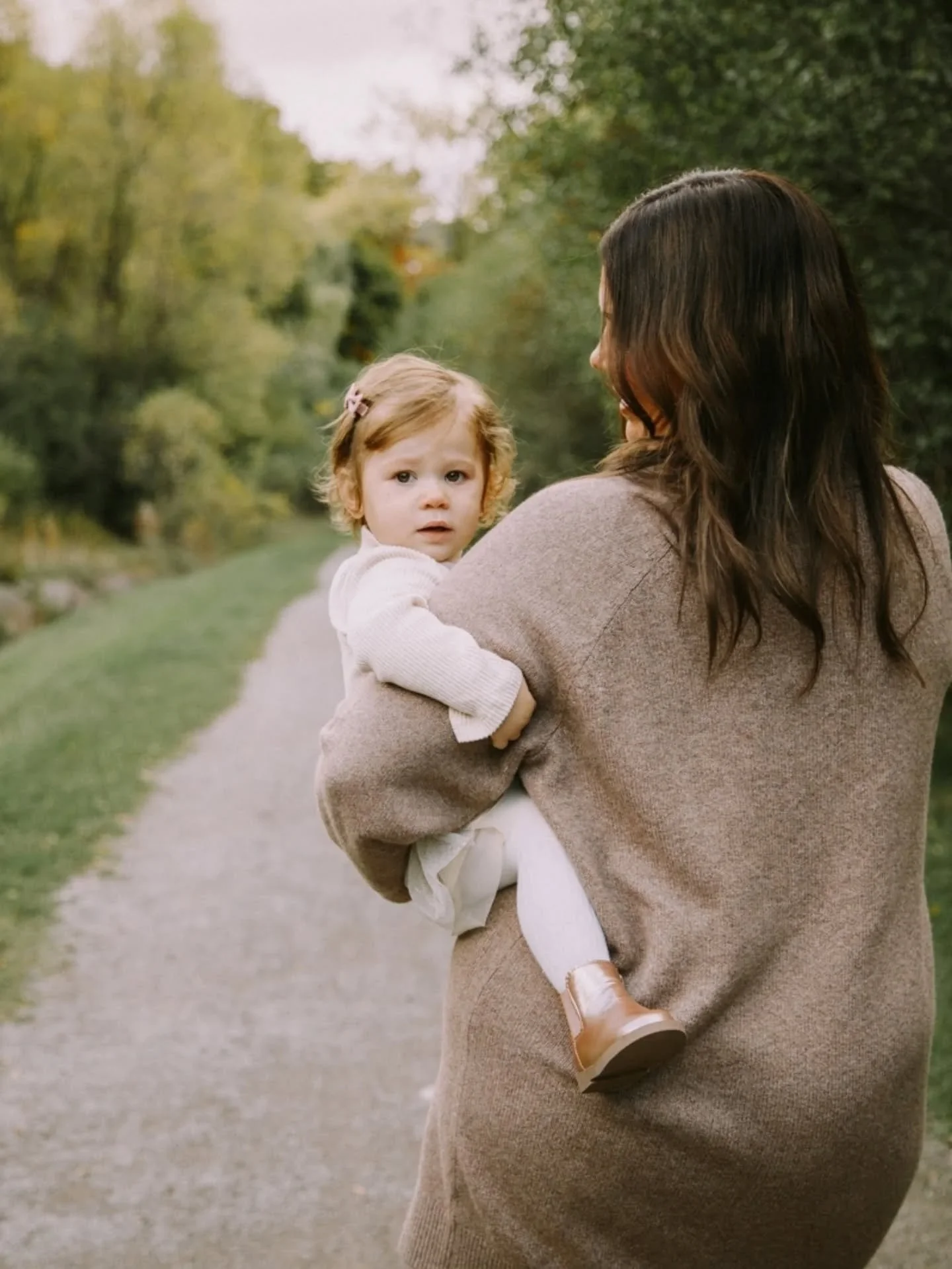 I can't believe fall is so far gone now. I'm not a snow person. Are you? Poll below!

This sweet family came out for a fall petite session and my goodness were these little ladies darling!

🧡

family photographer | lifestyle photography | candid fam