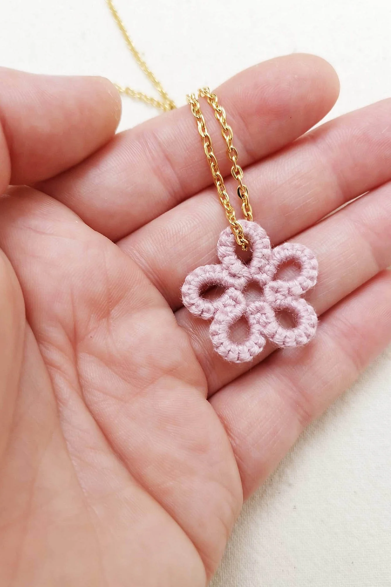compressjpgHandmade Simple Crochet Tatted Daisy Pendant Necklace - Retro Tatted Jewellery (5).jpg