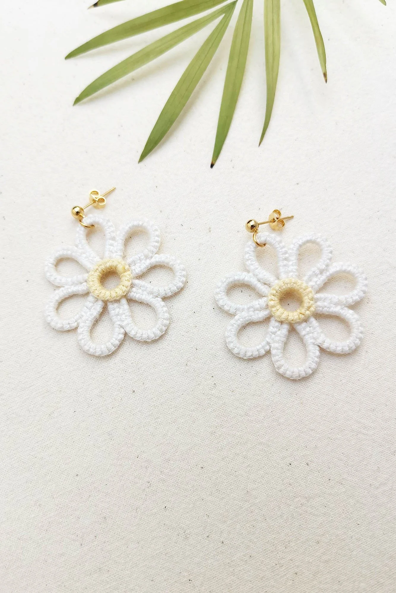 Simplistic Large White Daisy Statement Stud Earrings
