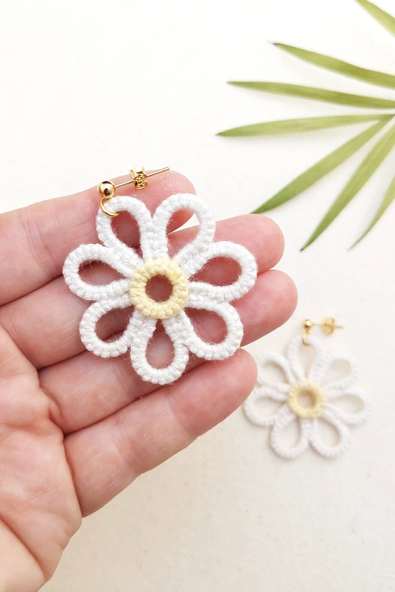 Simplistic Large White Daisy Statement Stud Earrings