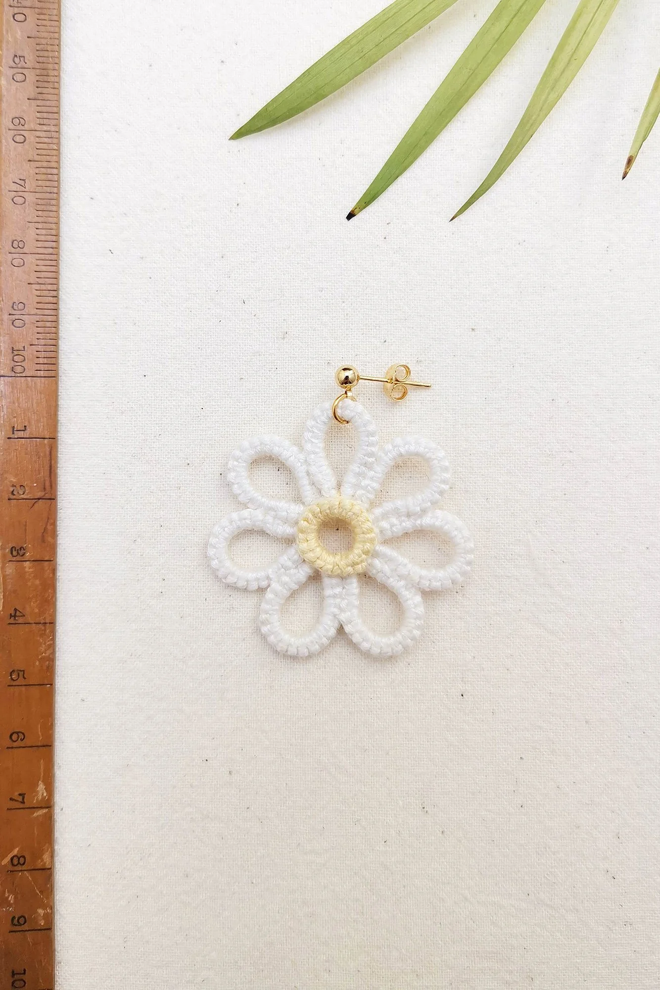 Simplistic Large White Daisy Statement Stud Earrings