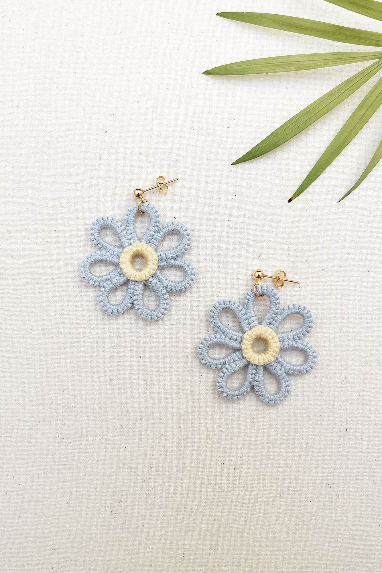 Simplistic Large White Daisy Statement Stud Earrings